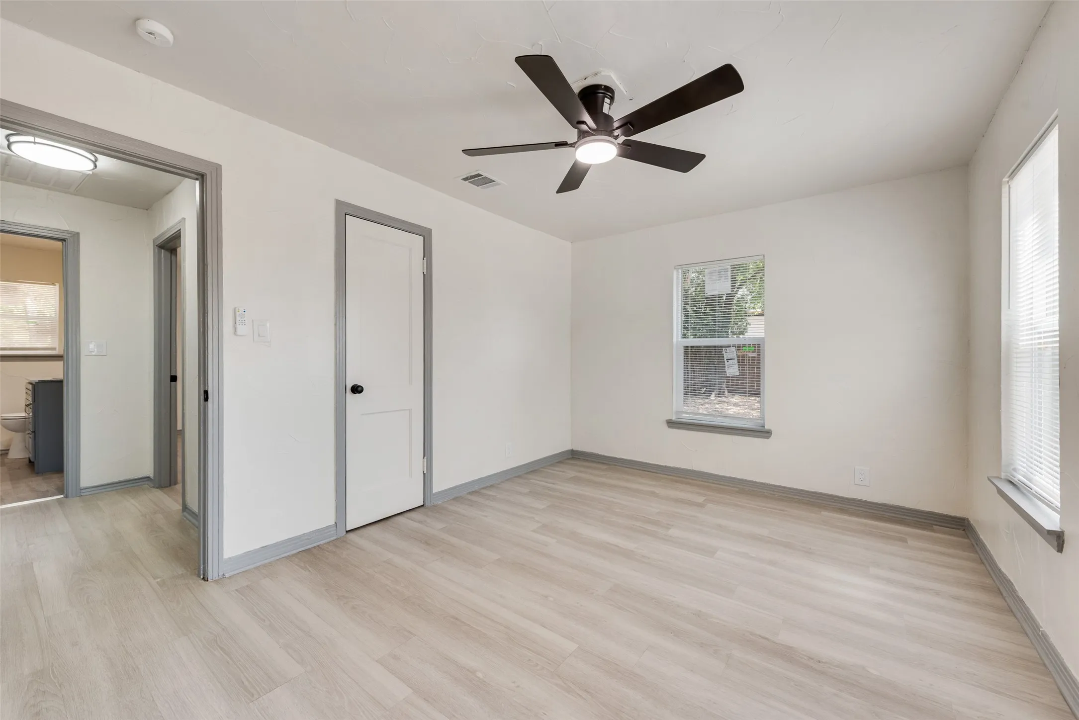 Single Family Residence For Sale in Tarrant County , 5304 Notre Dame Avenue, River Oaks, Texas 76114, 3 Bedroom, 1 Bathroom, Garage spaces, 1,021 Sqft, built in 1951, mls#21377604, Real Estate Agent in River Oaks, Homes For Sale in Tarrant county, Homes For Sale in River Oaks, Realtor in River Oaks Texas, Real Estate Brokerage Independent Realty Texas, Luminita Cordes Realtor