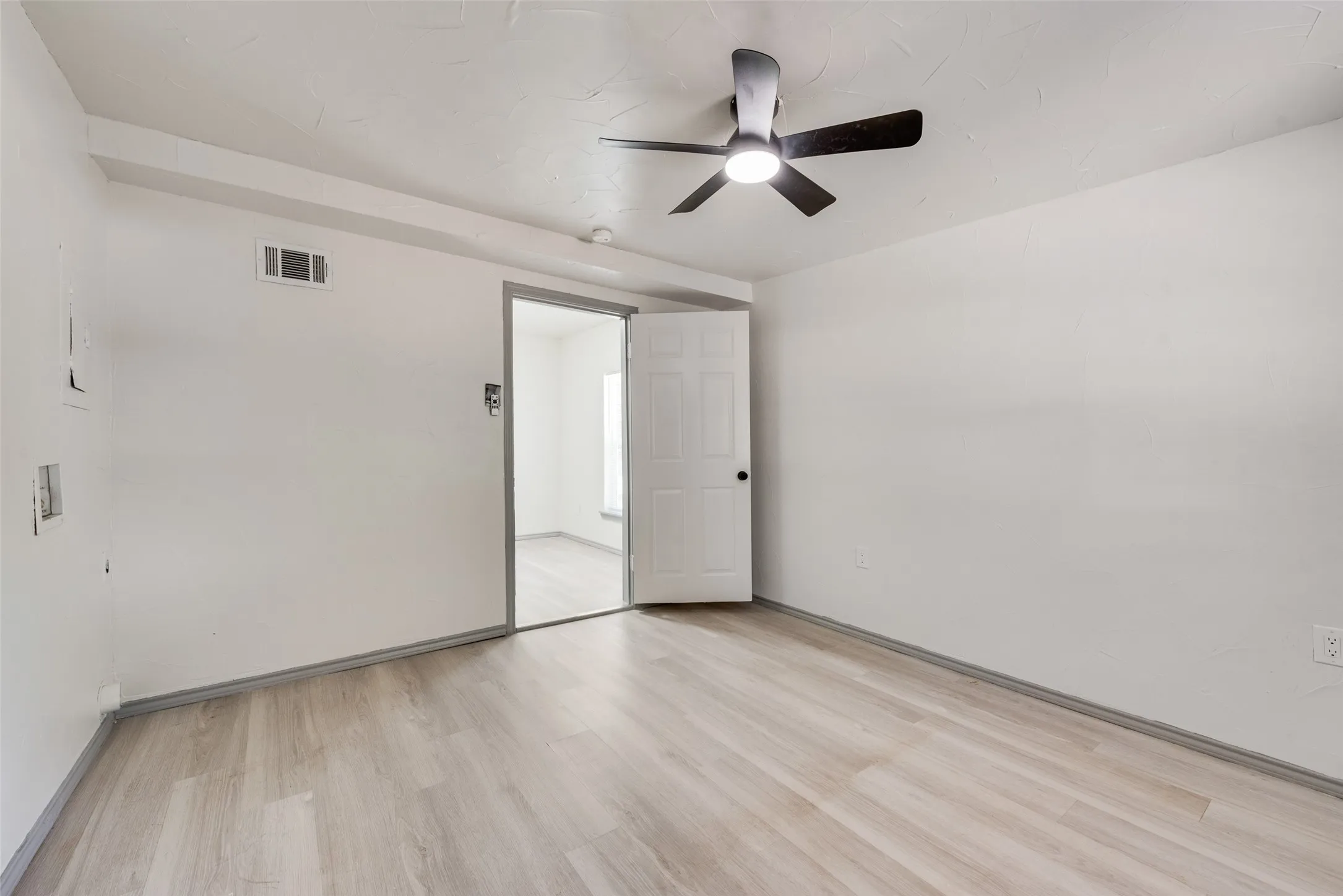 Single Family Residence For Sale in Tarrant County , 5304 Notre Dame Avenue, River Oaks, Texas 76114, 3 Bedroom, 1 Bathroom, Garage spaces, 1,021 Sqft, built in 1951, mls#21377604, Real Estate Agent in River Oaks, Homes For Sale in Tarrant county, Homes For Sale in River Oaks, Realtor in River Oaks Texas, Real Estate Brokerage Independent Realty Texas, Luminita Cordes Realtor