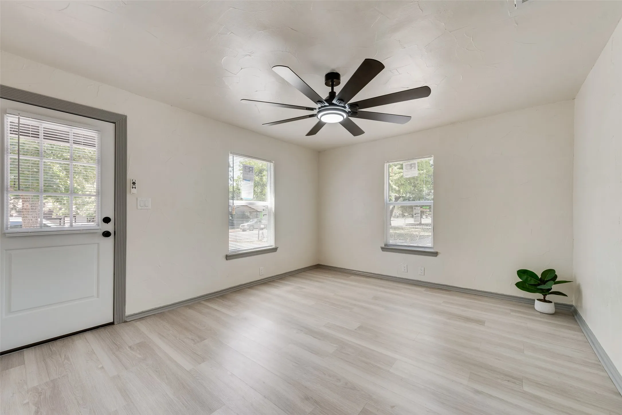 Single Family Residence For Sale in Tarrant County , 5304 Notre Dame Avenue, River Oaks, Texas 76114, 3 Bedroom, 1 Bathroom, Garage spaces, 1,021 Sqft, built in 1951, mls#21377604, Real Estate Agent in River Oaks, Homes For Sale in Tarrant county, Homes For Sale in River Oaks, Realtor in River Oaks Texas, Real Estate Brokerage Independent Realty Texas, Luminita Cordes Realtor