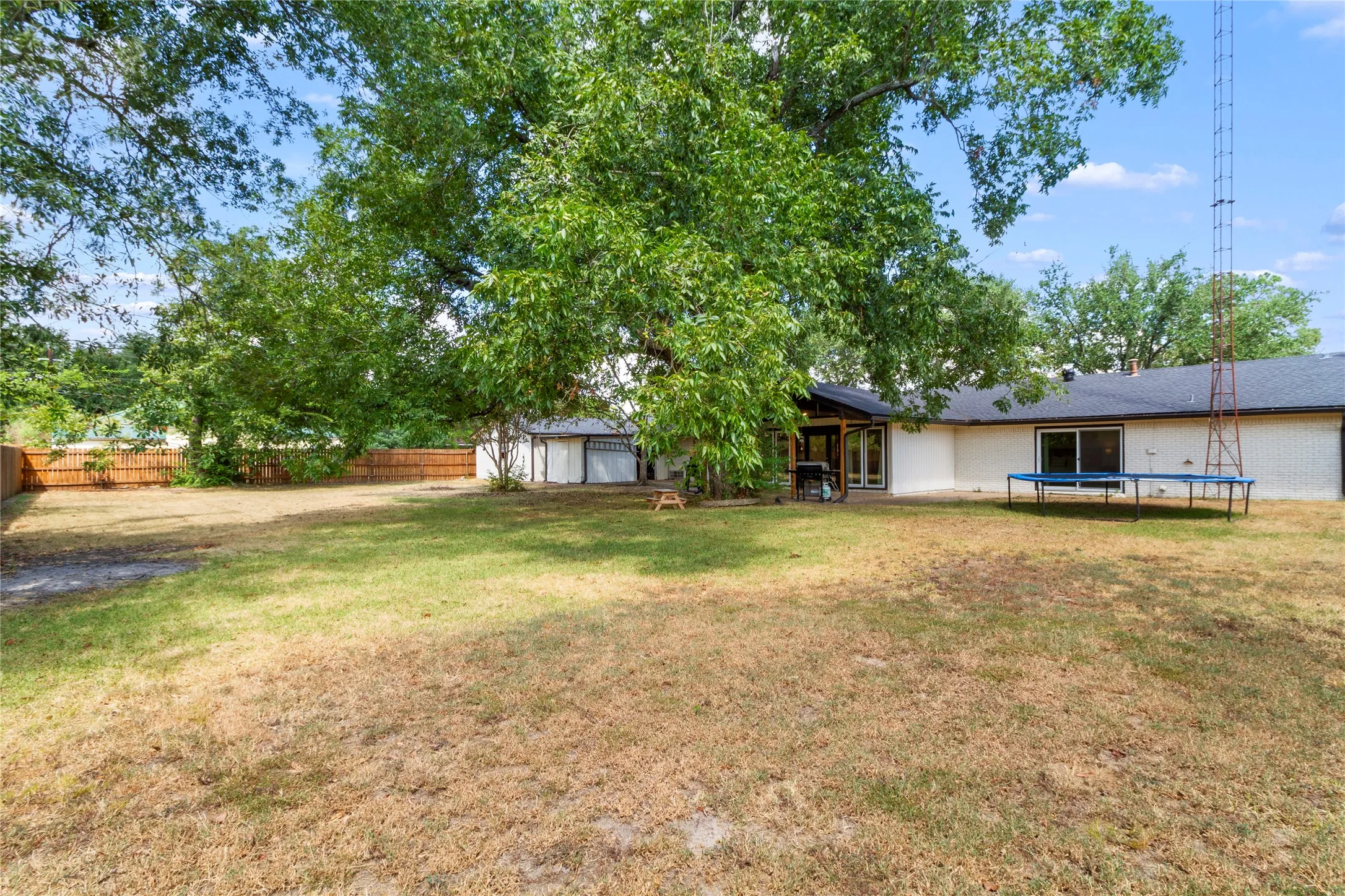 Single Family Residence For Sale in Freestone County , 221 Laurel Lane, Fairfield, Texas 75840, 4 Bedroom, 3 Bathroom, 2 Garage spaces, 2,616 Sqft, built in 1965, mls#21377472, Real Estate Agent in Fairfield, Homes For Sale in Freestone county, Homes For Sale in Fairfield, Realtor in Fairfield Texas, Real Estate Brokerage Independent Realty Texas, Luminita Cordes Realtor