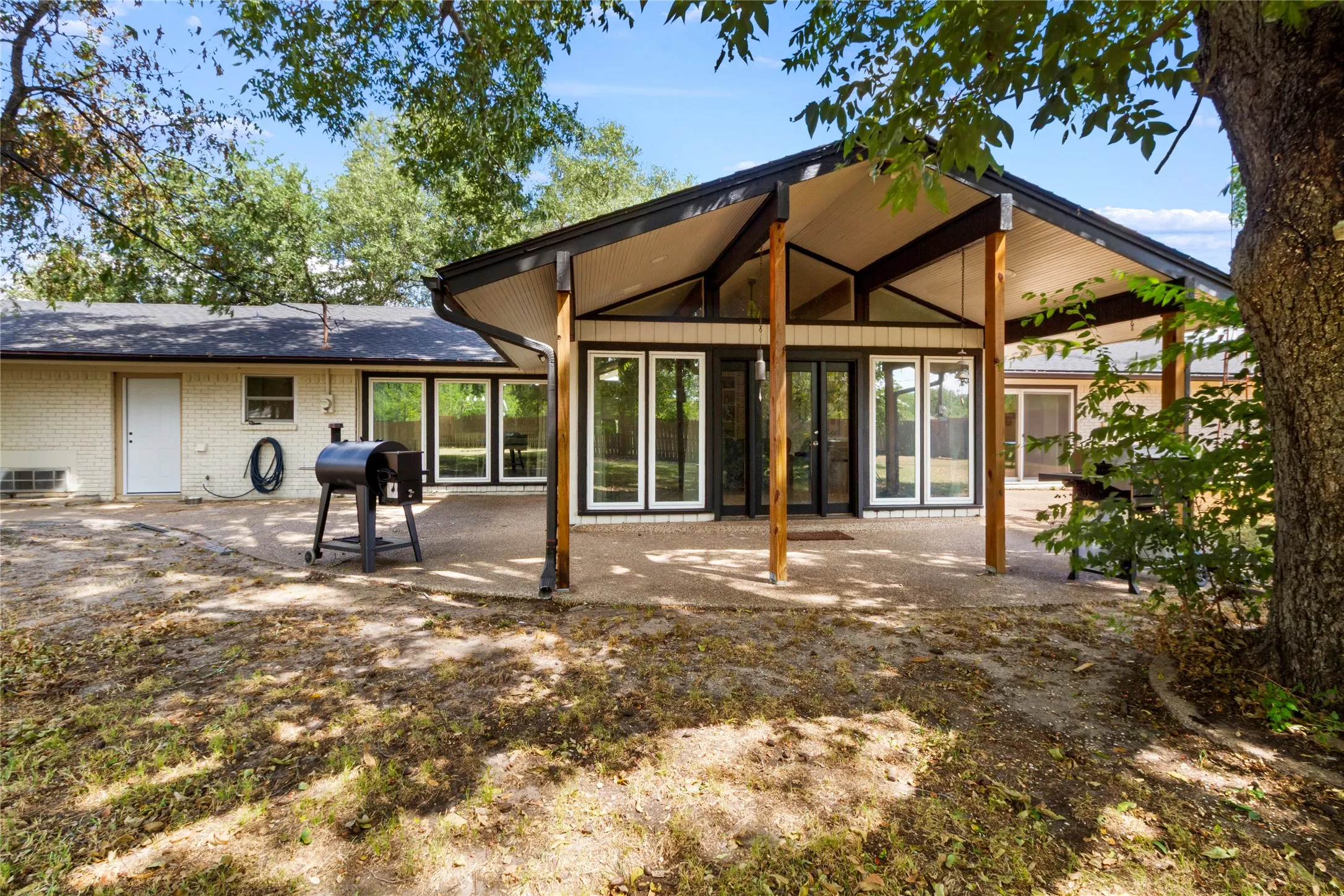 Single Family Residence For Sale in Freestone County , 221 Laurel Lane, Fairfield, Texas 75840, 4 Bedroom, 3 Bathroom, 2 Garage spaces, 2,616 Sqft, built in 1965, mls#21377472, Real Estate Agent in Fairfield, Homes For Sale in Freestone county, Homes For Sale in Fairfield, Realtor in Fairfield Texas, Real Estate Brokerage Independent Realty Texas, Luminita Cordes Realtor