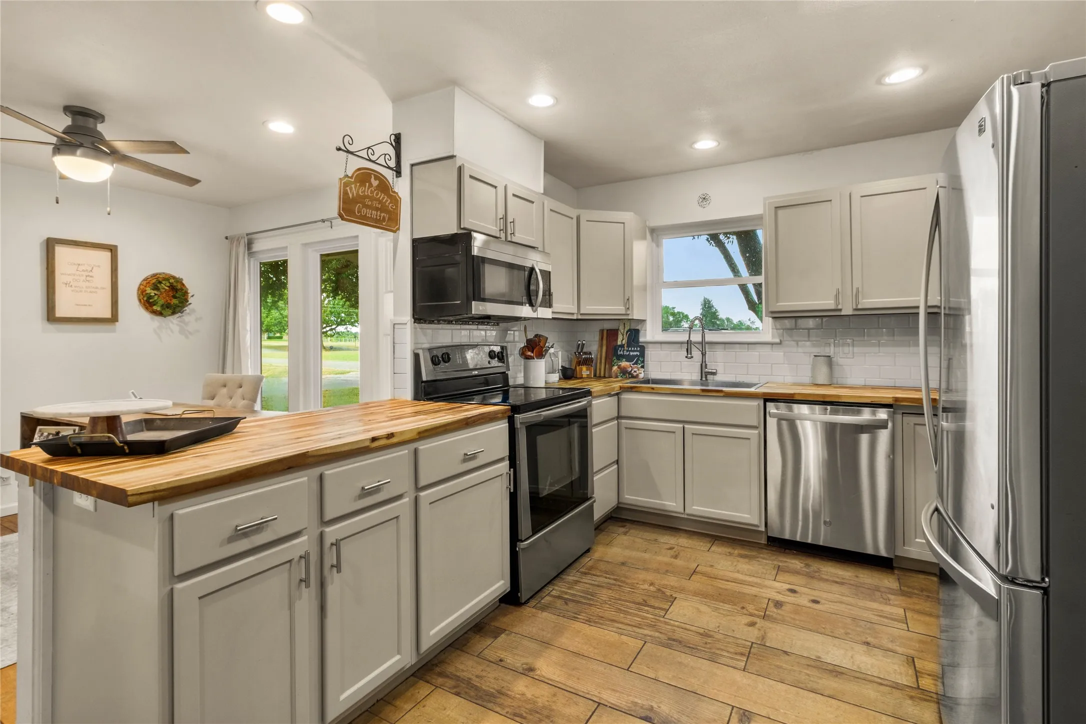 Single Family Residence For Sale in Freestone County , 221 Laurel Lane, Fairfield, Texas 75840, 4 Bedroom, 3 Bathroom, 2 Garage spaces, 2,616 Sqft, built in 1965, mls#21377472, Real Estate Agent in Fairfield, Homes For Sale in Freestone county, Homes For Sale in Fairfield, Realtor in Fairfield Texas, Real Estate Brokerage Independent Realty Texas, Luminita Cordes Realtor