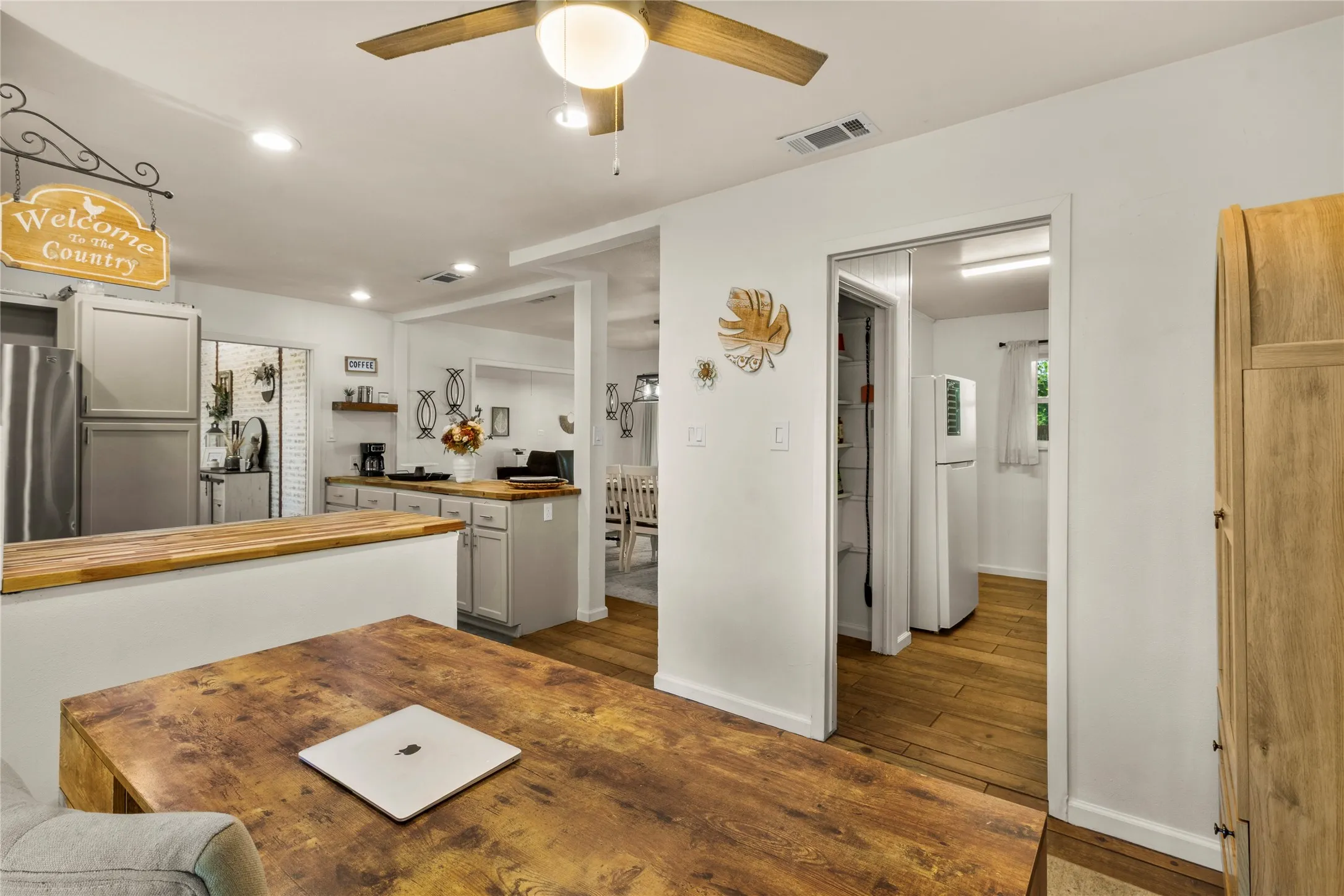 Single Family Residence For Sale in Freestone County , 221 Laurel Lane, Fairfield, Texas 75840, 4 Bedroom, 3 Bathroom, 2 Garage spaces, 2,616 Sqft, built in 1965, mls#21377472, Real Estate Agent in Fairfield, Homes For Sale in Freestone county, Homes For Sale in Fairfield, Realtor in Fairfield Texas, Real Estate Brokerage Independent Realty Texas, Luminita Cordes Realtor