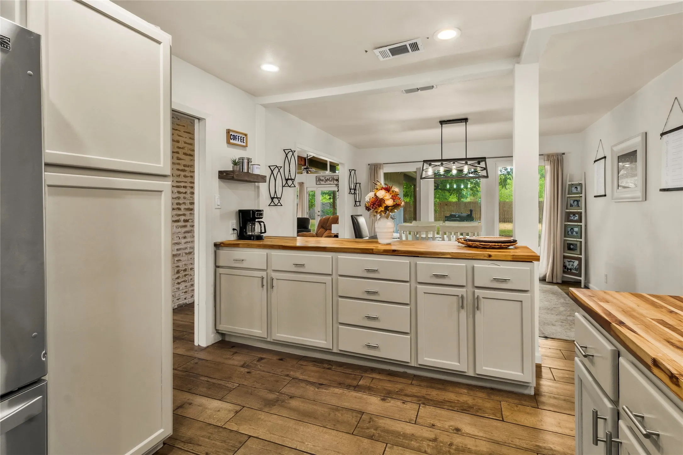 Single Family Residence For Sale in Freestone County , 221 Laurel Lane, Fairfield, Texas 75840, 4 Bedroom, 3 Bathroom, 2 Garage spaces, 2,616 Sqft, built in 1965, mls#21377472, Real Estate Agent in Fairfield, Homes For Sale in Freestone county, Homes For Sale in Fairfield, Realtor in Fairfield Texas, Real Estate Brokerage Independent Realty Texas, Luminita Cordes Realtor
