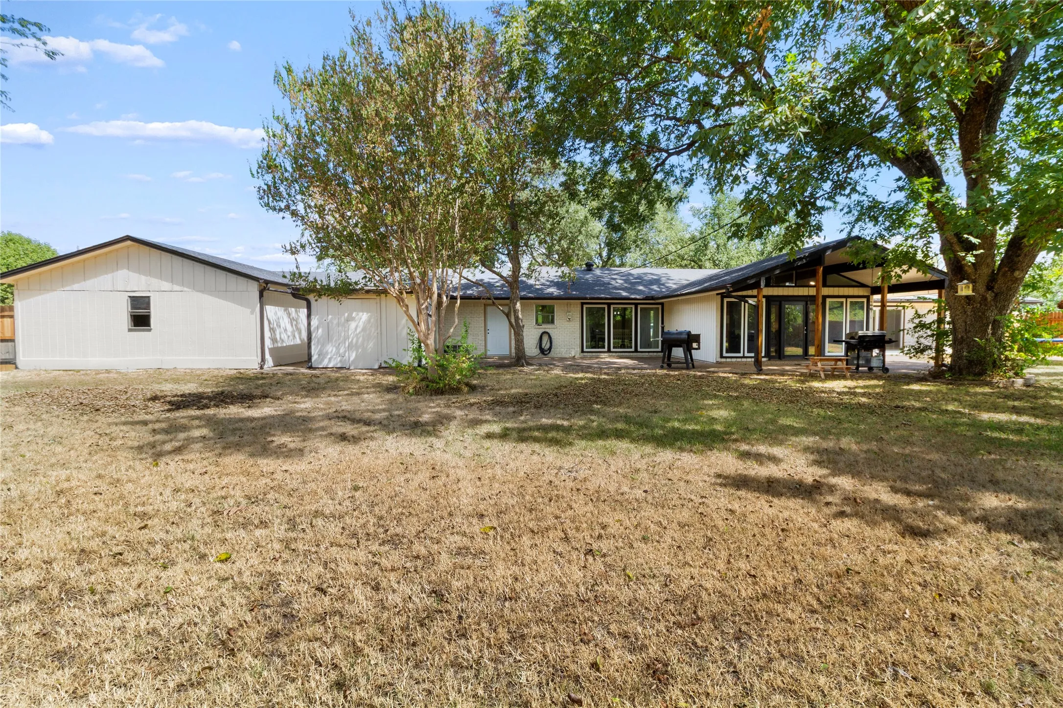 Single Family Residence For Sale in Freestone County , 221 Laurel Lane, Fairfield, Texas 75840, 4 Bedroom, 3 Bathroom, 2 Garage spaces, 2,616 Sqft, built in 1965, mls#21377472, Real Estate Agent in Fairfield, Homes For Sale in Freestone county, Homes For Sale in Fairfield, Realtor in Fairfield Texas, Real Estate Brokerage Independent Realty Texas, Luminita Cordes Realtor