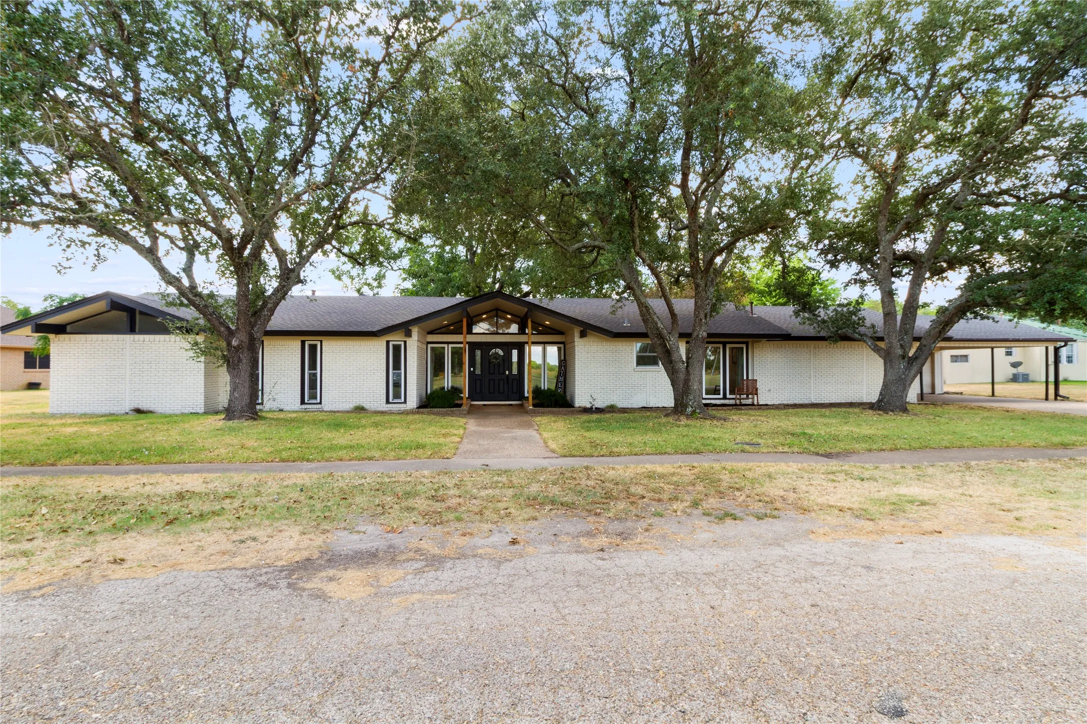 Single Family Residence For Sale in Freestone County , 221 Laurel Lane, Fairfield, Texas 75840, 4 Bedroom, 3 Bathroom, 2 Garage spaces, 2,616 Sqft, built in 1965, mls#21377472, Real Estate Agent in Fairfield, Homes For Sale in Freestone county, Homes For Sale in Fairfield, Realtor in Fairfield Texas, Real Estate Brokerage Independent Realty Texas, Luminita Cordes Realtor