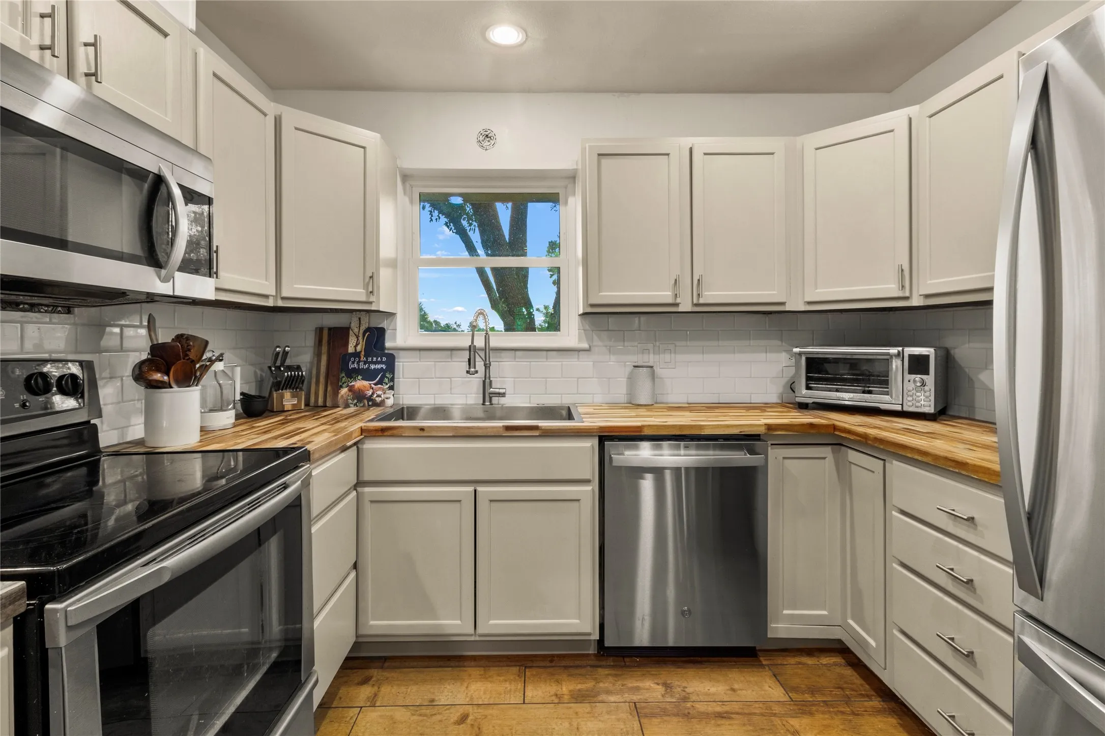 Single Family Residence For Sale in Freestone County , 221 Laurel Lane, Fairfield, Texas 75840, 4 Bedroom, 3 Bathroom, 2 Garage spaces, 2,616 Sqft, built in 1965, mls#21377472, Real Estate Agent in Fairfield, Homes For Sale in Freestone county, Homes For Sale in Fairfield, Realtor in Fairfield Texas, Real Estate Brokerage Independent Realty Texas, Luminita Cordes Realtor