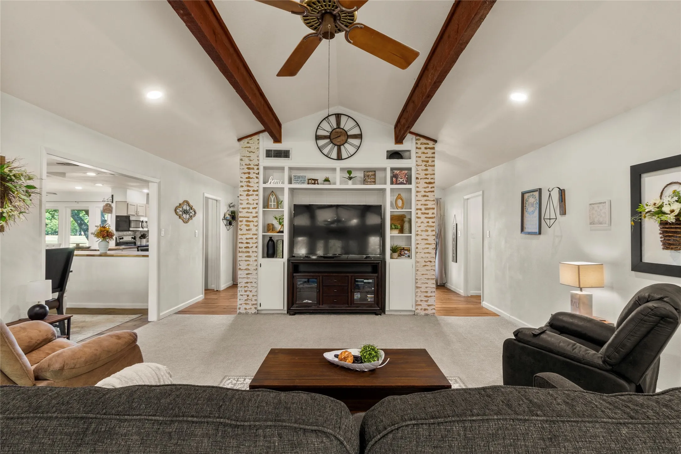 Single Family Residence For Sale in Freestone County , 221 Laurel Lane, Fairfield, Texas 75840, 4 Bedroom, 3 Bathroom, 2 Garage spaces, 2,616 Sqft, built in 1965, mls#21377472, Real Estate Agent in Fairfield, Homes For Sale in Freestone county, Homes For Sale in Fairfield, Realtor in Fairfield Texas, Real Estate Brokerage Independent Realty Texas, Luminita Cordes Realtor