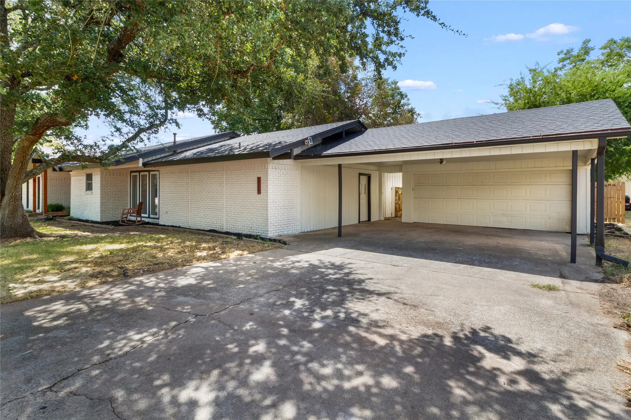 Single Family Residence For Sale in Freestone County , 221 Laurel Lane, Fairfield, Texas 75840, 4 Bedroom, 3 Bathroom, 2 Garage spaces, 2,616 Sqft, built in 1965, mls#21377472, Real Estate Agent in Fairfield, Homes For Sale in Freestone county, Homes For Sale in Fairfield, Realtor in Fairfield Texas, Real Estate Brokerage Independent Realty Texas, Luminita Cordes Realtor