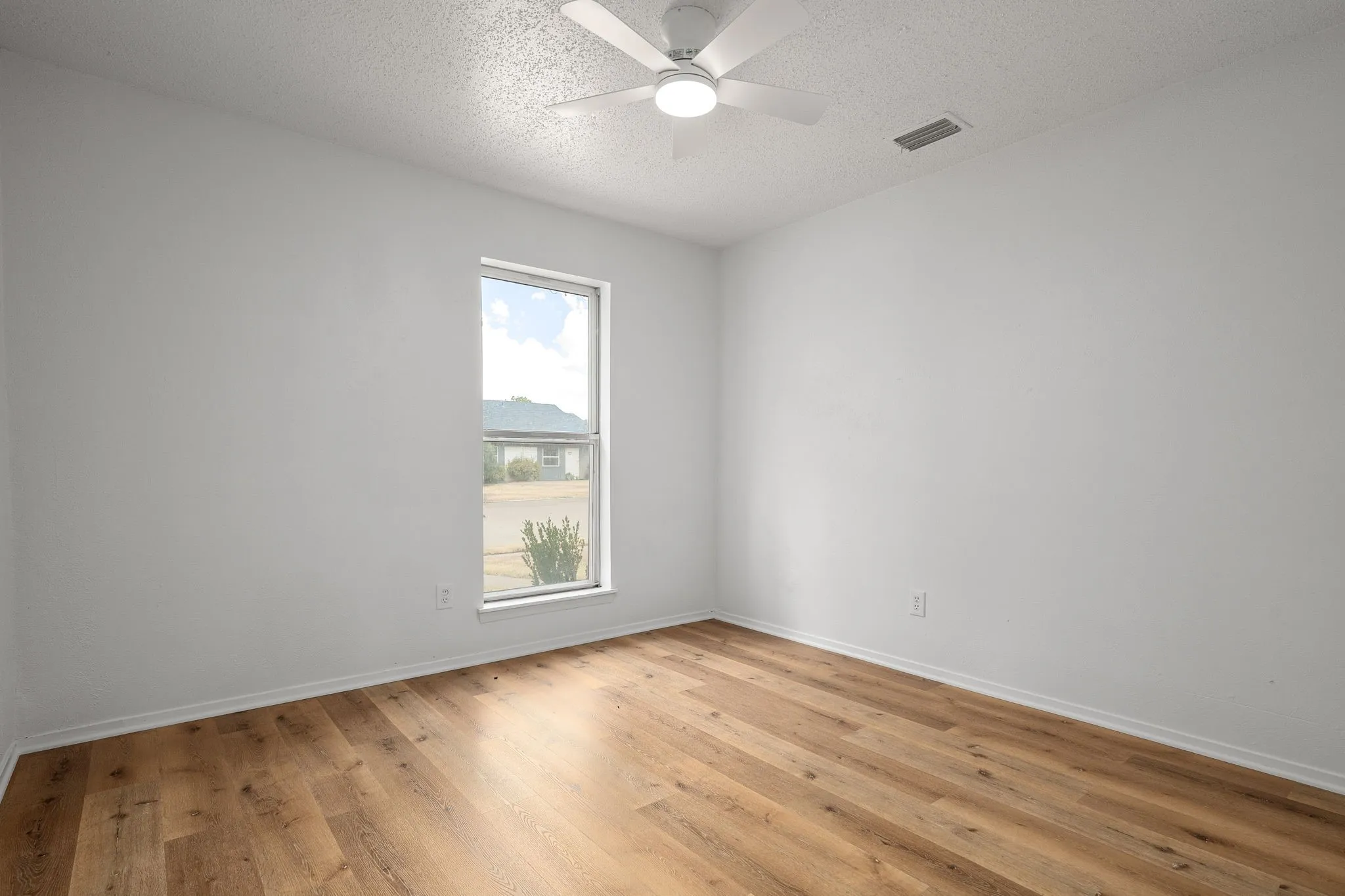 Single Family Residence For Sale in Dallas County , 3022 Blueridge Lane, Garland, Texas 75042, 3 Bedroom, 2 Bathroom, 2 Garage spaces, 1,513 Sqft, built in 1973, mls#21375970, Real Estate Agent in Garland, Homes For Sale in Dallas county, Homes For Sale in Garland, Realtor in Garland Texas, Real Estate Brokerage Independent Realty Texas, Luminita Cordes Realtor