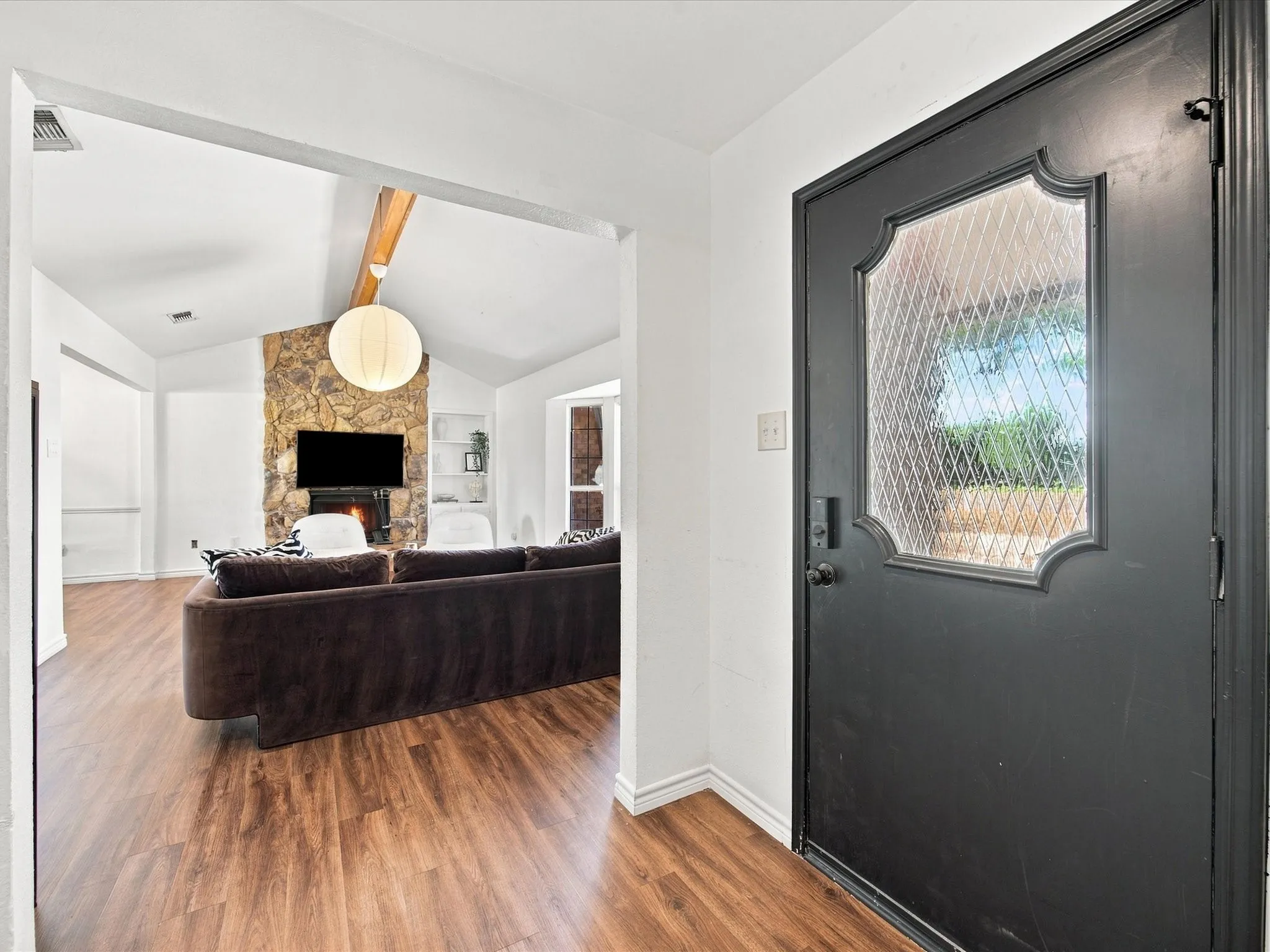 Main entry with stunning decorator accents!