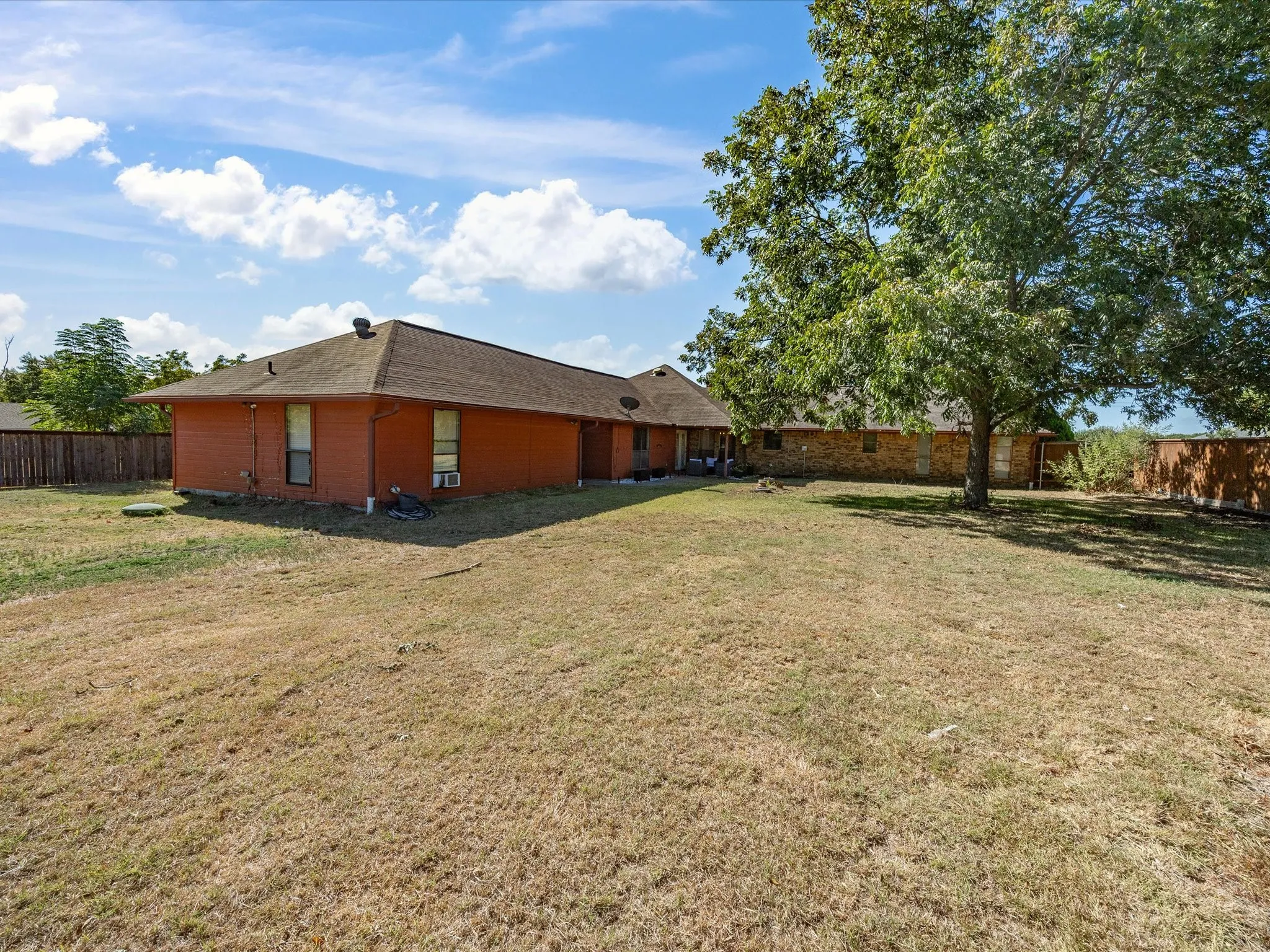 Huge yard and rear view of the Guest House addition!