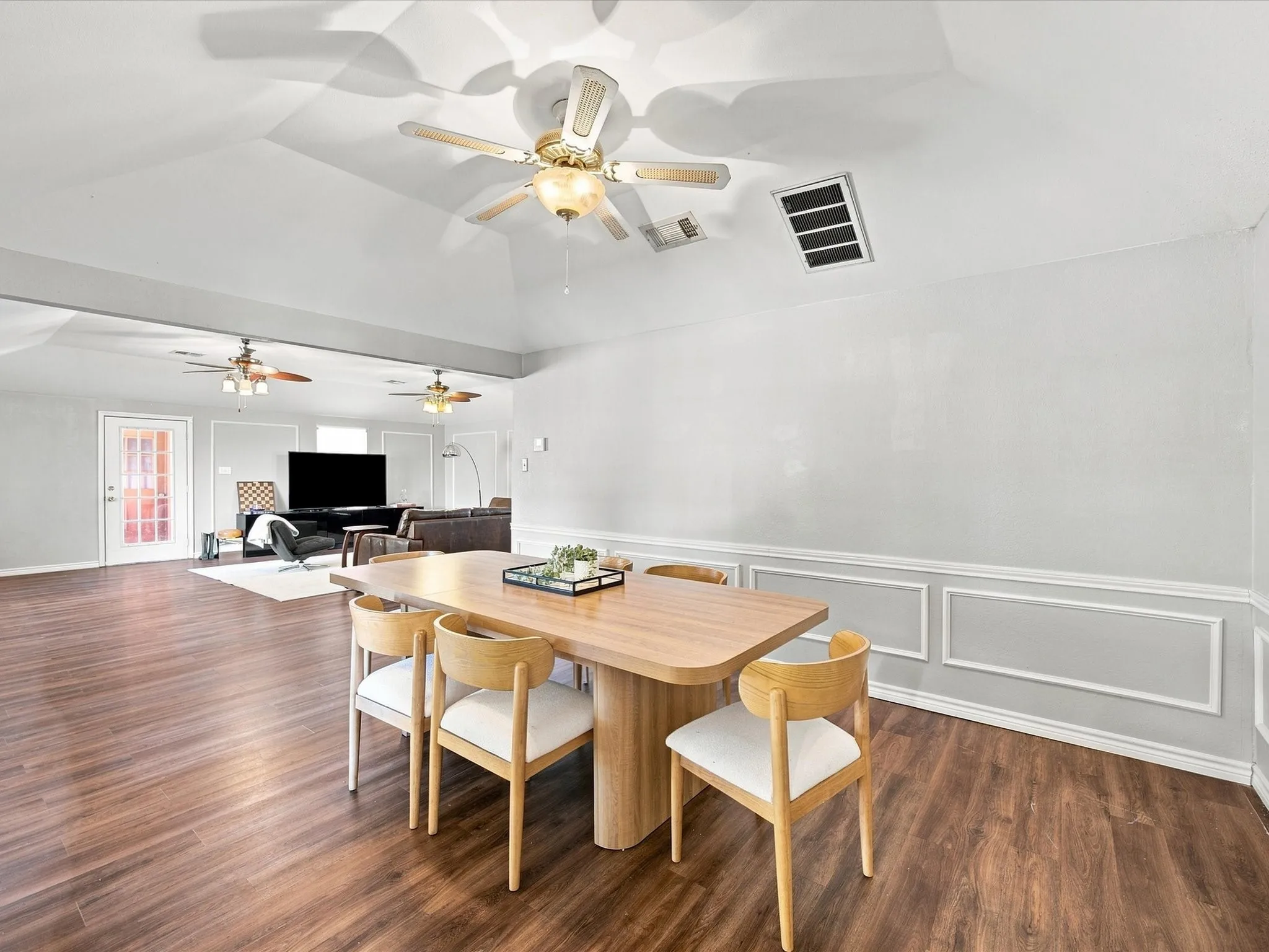 Single Family Residence For Sale in Ellis County , 840 Lynn Ann Drive, Red Oak, Texas 75154, 4 Bedroom, 2 Bathroom, 2 Garage spaces, 2,156 Sqft, built in 1986, mls#21373032, Real Estate Agent in Red Oak, Homes For Sale in Ellis county, Homes For Sale in Red Oak, Realtor in Red Oak Texas, Real Estate Brokerage Independent Realty Texas, Luminita Cordes Realtor