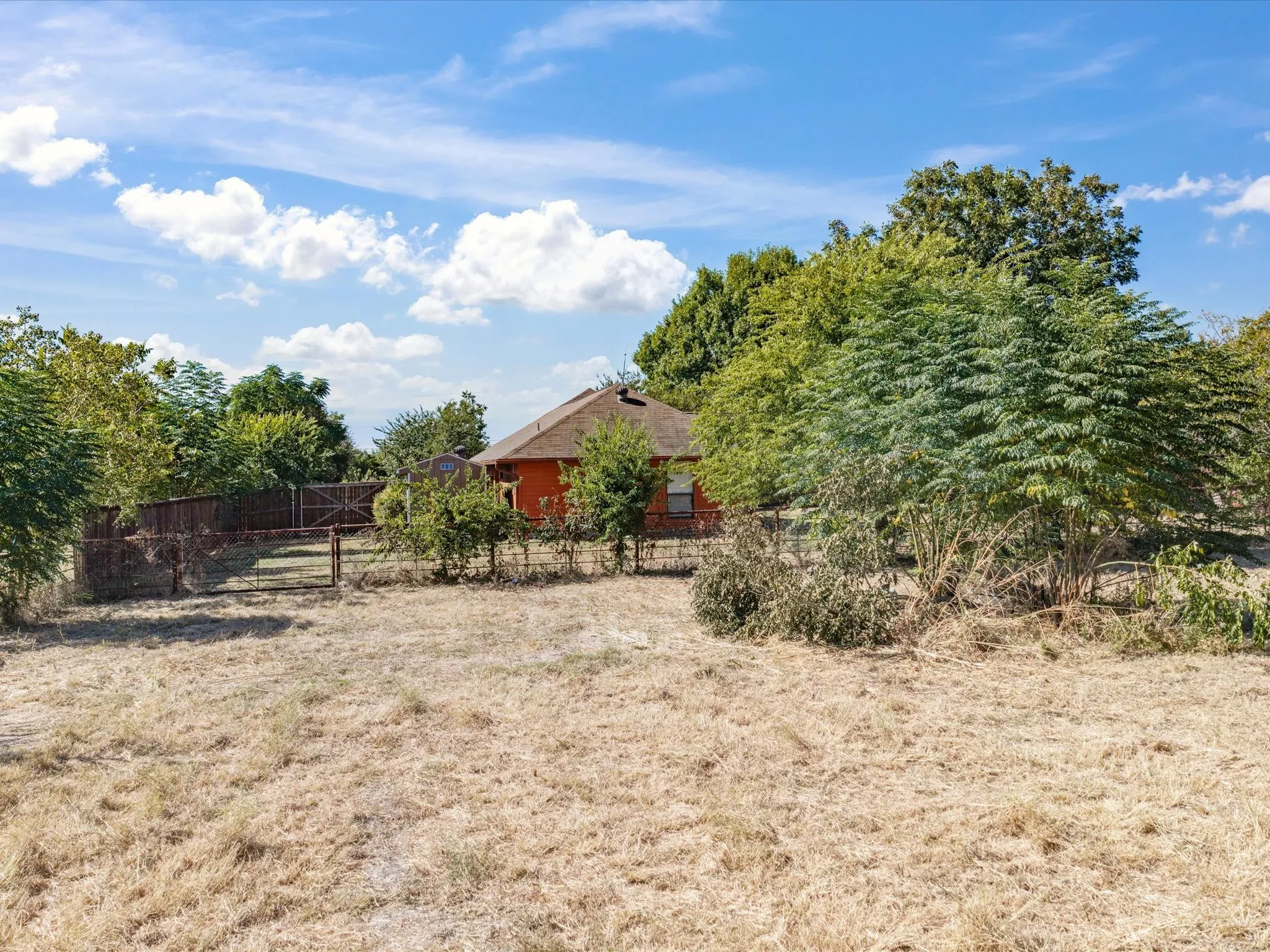 Single Family Residence For Sale in Ellis County , 840 Lynn Ann Drive, Red Oak, Texas 75154, 4 Bedroom, 2 Bathroom, 2 Garage spaces, 2,156 Sqft, built in 1986, mls#21373032, Real Estate Agent in Red Oak, Homes For Sale in Ellis county, Homes For Sale in Red Oak, Realtor in Red Oak Texas, Real Estate Brokerage Independent Realty Texas, Luminita Cordes Realtor