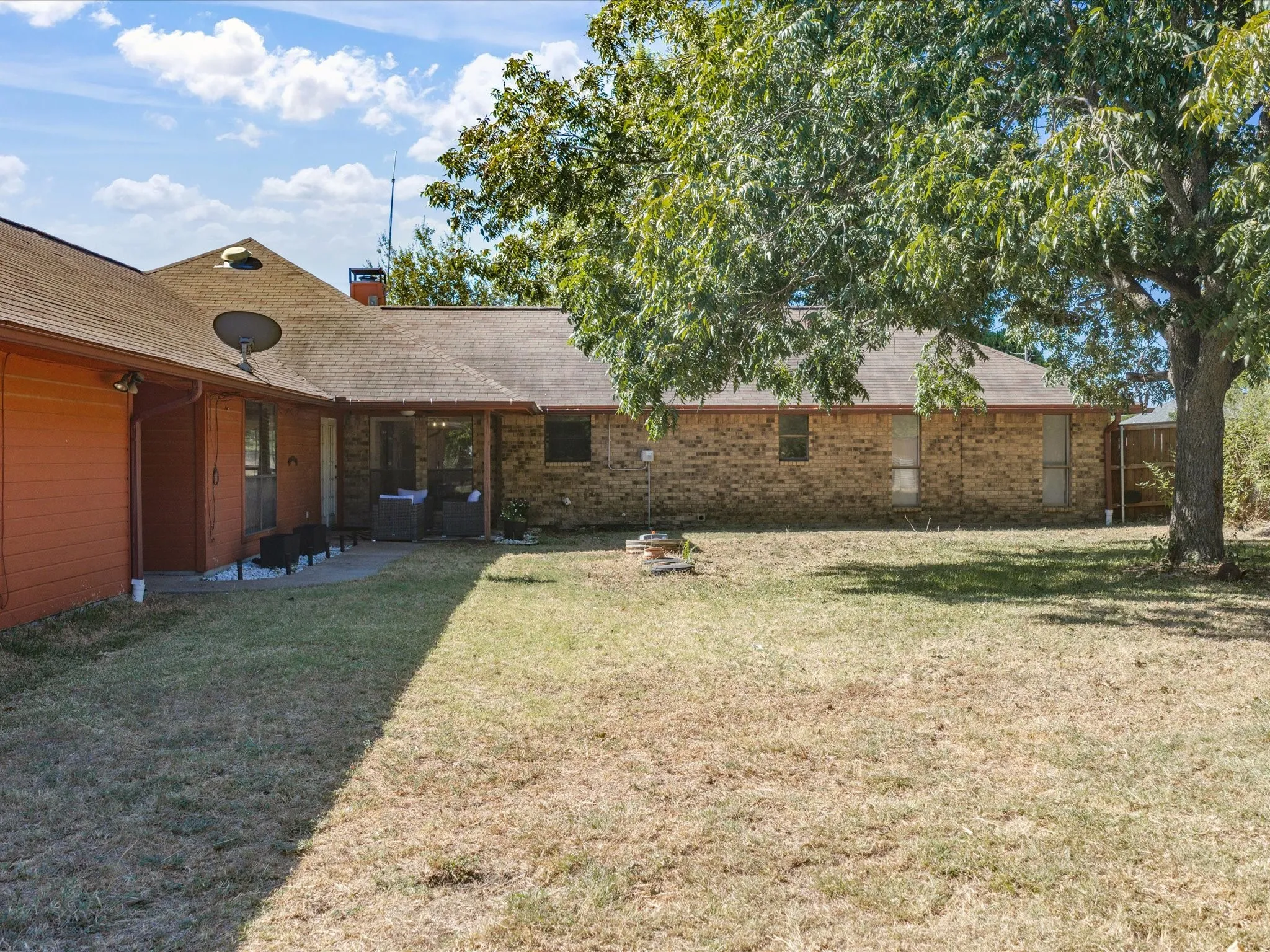 Single Family Residence For Sale in Ellis County , 840 Lynn Ann Drive, Red Oak, Texas 75154, 4 Bedroom, 2 Bathroom, 2 Garage spaces, 2,156 Sqft, built in 1986, mls#21373032, Real Estate Agent in Red Oak, Homes For Sale in Ellis county, Homes For Sale in Red Oak, Realtor in Red Oak Texas, Real Estate Brokerage Independent Realty Texas, Luminita Cordes Realtor