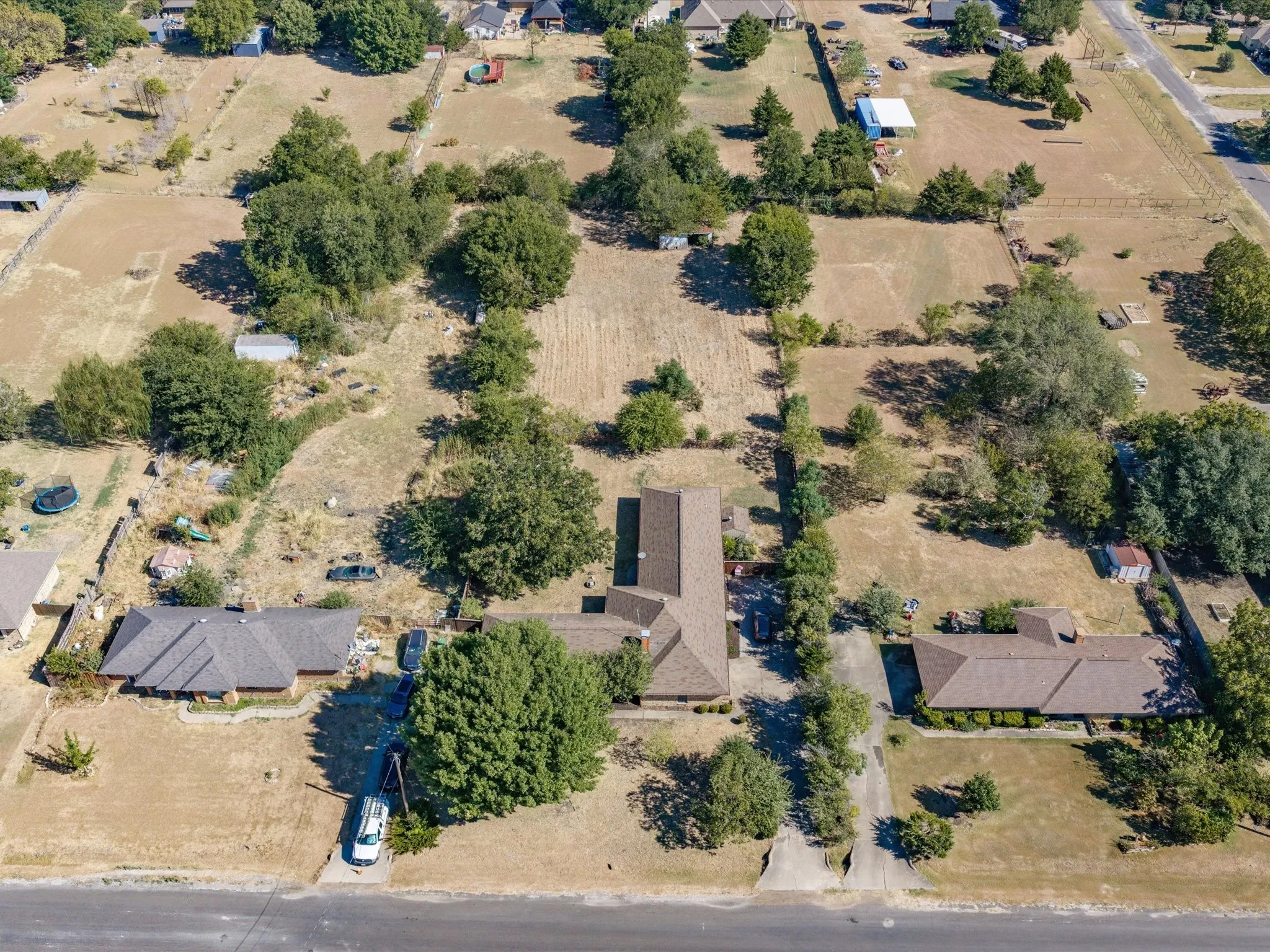 Single Family Residence For Sale in Ellis County , 840 Lynn Ann Drive, Red Oak, Texas 75154, 4 Bedroom, 2 Bathroom, 2 Garage spaces, 2,156 Sqft, built in 1986, mls#21373032, Real Estate Agent in Red Oak, Homes For Sale in Ellis county, Homes For Sale in Red Oak, Realtor in Red Oak Texas, Real Estate Brokerage Independent Realty Texas, Luminita Cordes Realtor