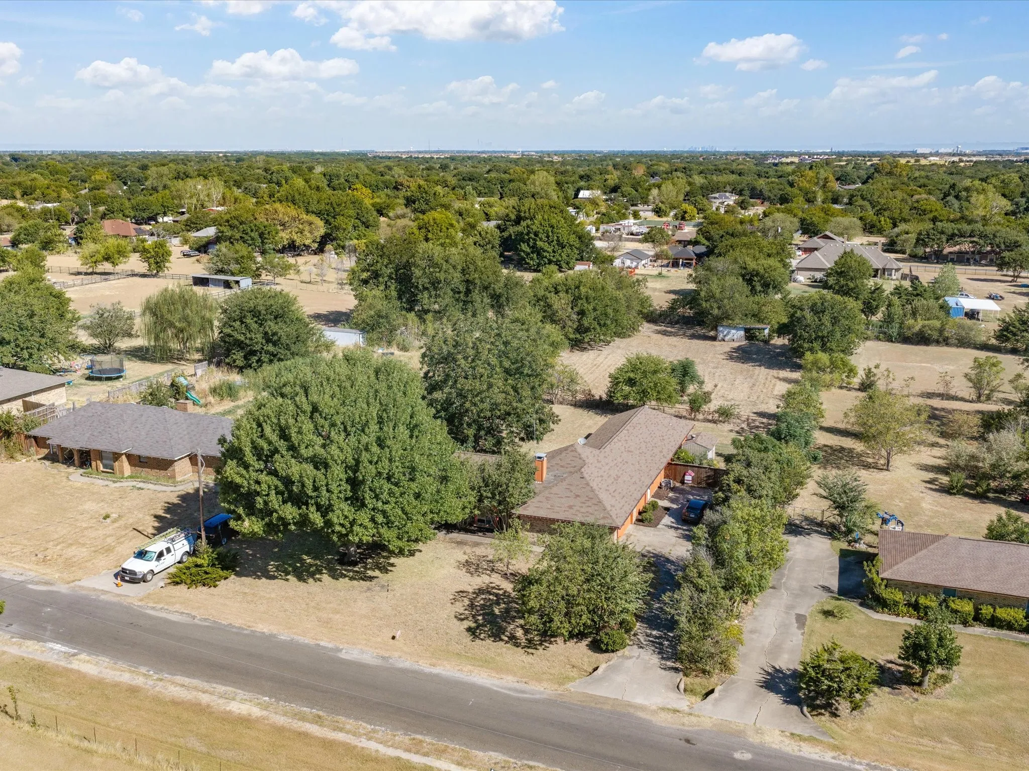 Single Family Residence For Sale in Ellis County , 840 Lynn Ann Drive, Red Oak, Texas 75154, 4 Bedroom, 2 Bathroom, 2 Garage spaces, 2,156 Sqft, built in 1986, mls#21373032, Real Estate Agent in Red Oak, Homes For Sale in Ellis county, Homes For Sale in Red Oak, Realtor in Red Oak Texas, Real Estate Brokerage Independent Realty Texas, Luminita Cordes Realtor