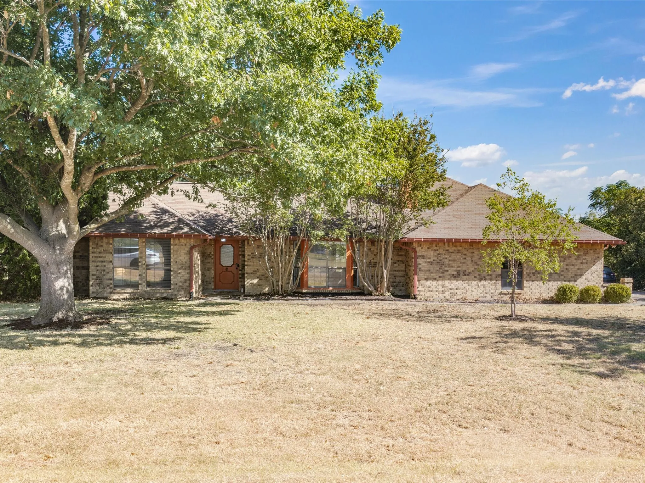Single Family Residence For Sale in Ellis County , 840 Lynn Ann Drive, Red Oak, Texas 75154, 4 Bedroom, 2 Bathroom, 2 Garage spaces, 2,156 Sqft, built in 1986, mls#21373032, Real Estate Agent in Red Oak, Homes For Sale in Ellis county, Homes For Sale in Red Oak, Realtor in Red Oak Texas, Real Estate Brokerage Independent Realty Texas, Luminita Cordes Realtor
