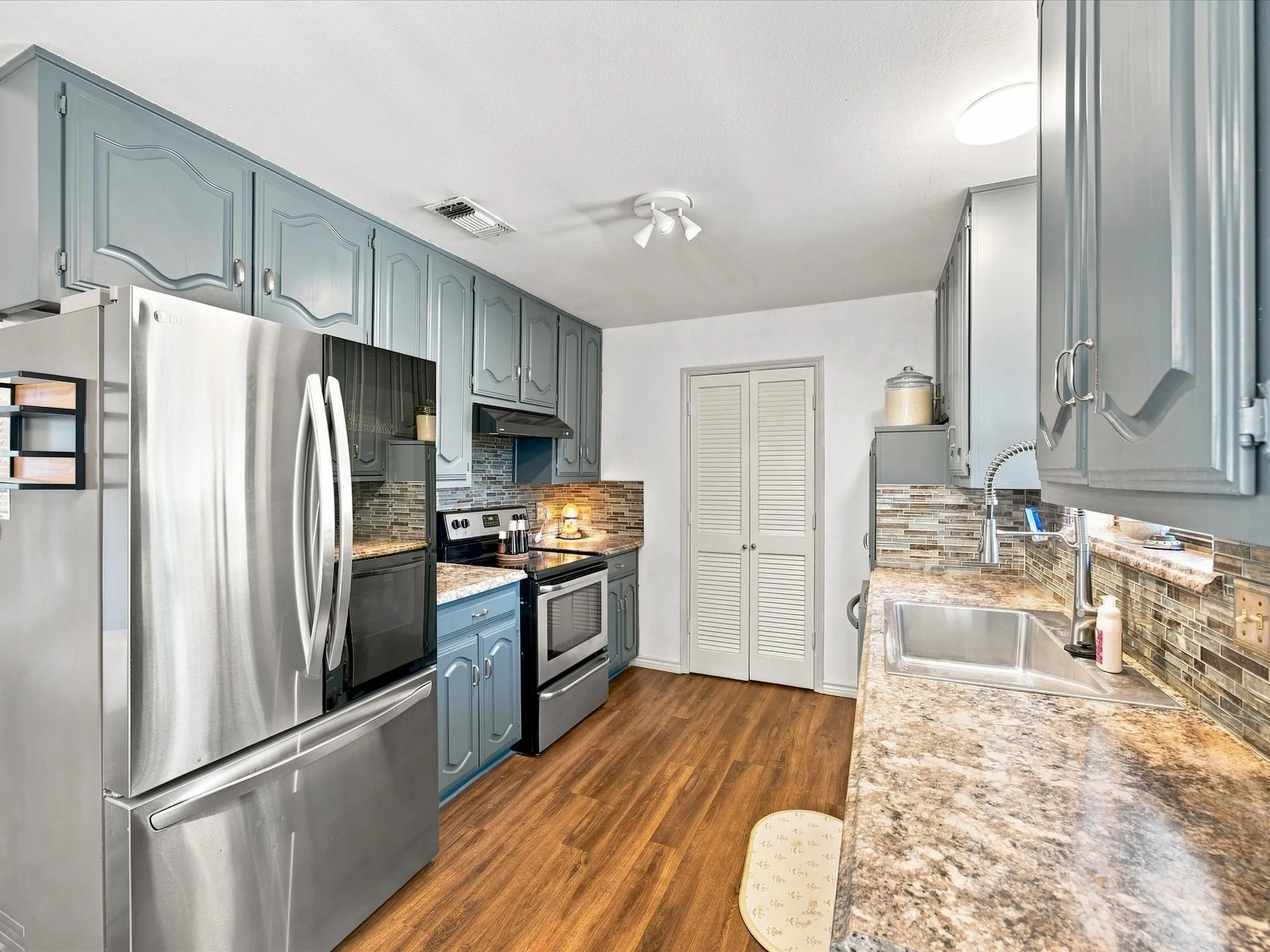 Single Family Residence For Sale in Ellis County , 840 Lynn Ann Drive, Red Oak, Texas 75154, 4 Bedroom, 2 Bathroom, 2 Garage spaces, 2,156 Sqft, built in 1986, mls#21373032, Real Estate Agent in Red Oak, Homes For Sale in Ellis county, Homes For Sale in Red Oak, Realtor in Red Oak Texas, Real Estate Brokerage Independent Realty Texas, Luminita Cordes Realtor