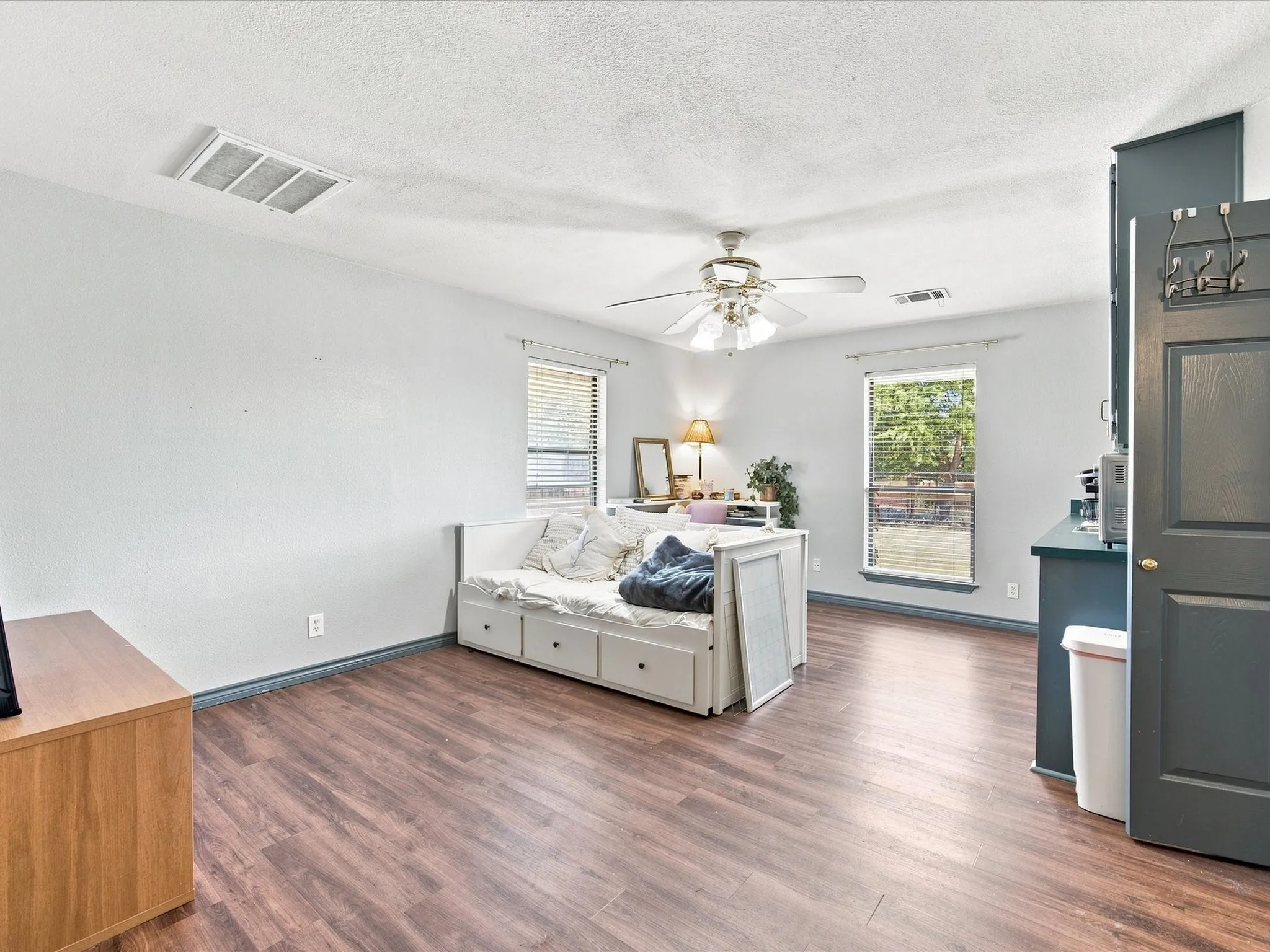 Single Family Residence For Sale in Ellis County , 840 Lynn Ann Drive, Red Oak, Texas 75154, 4 Bedroom, 2 Bathroom, 2 Garage spaces, 2,156 Sqft, built in 1986, mls#21373032, Real Estate Agent in Red Oak, Homes For Sale in Ellis county, Homes For Sale in Red Oak, Realtor in Red Oak Texas, Real Estate Brokerage Independent Realty Texas, Luminita Cordes Realtor