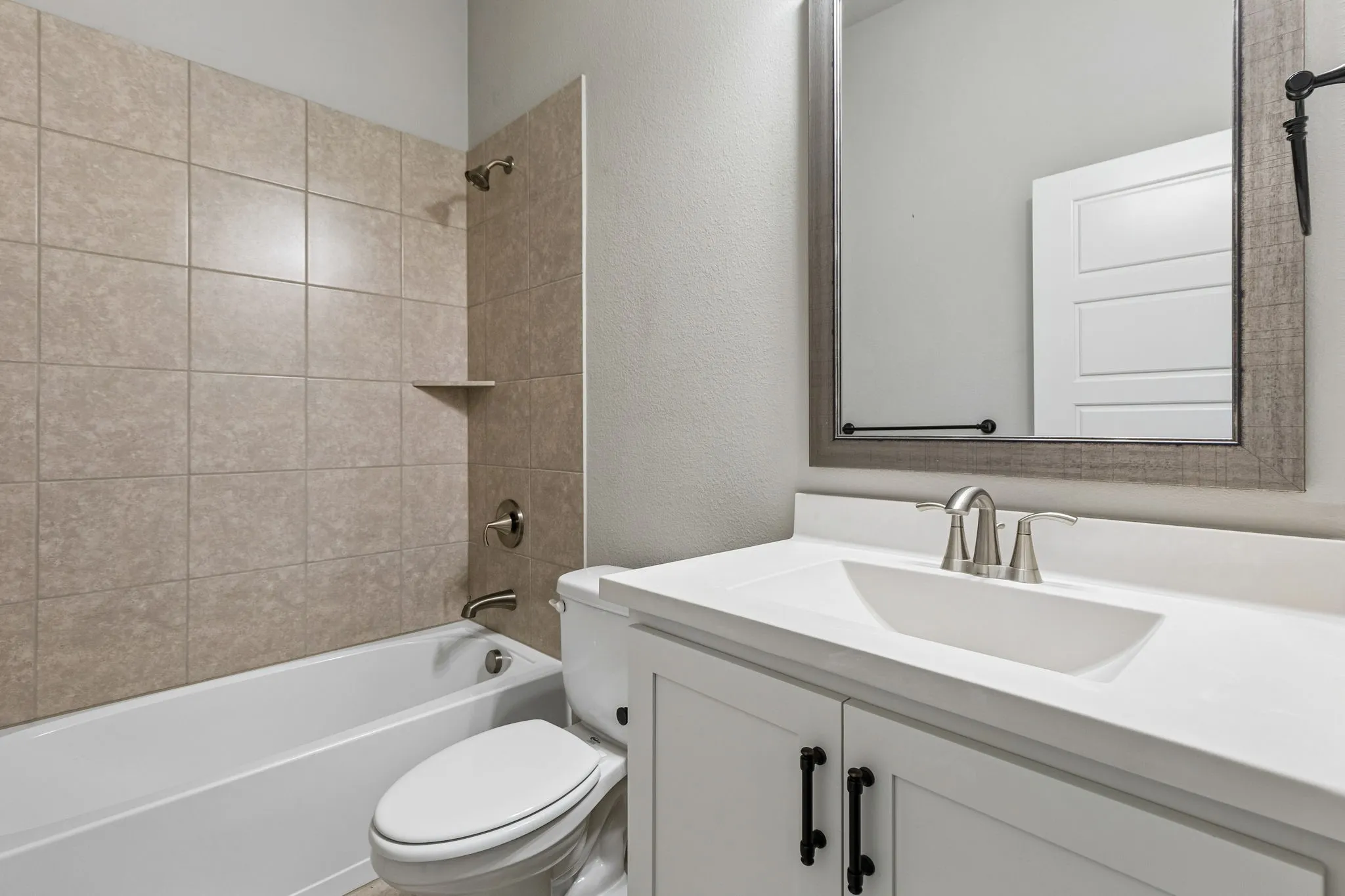Integrated bathtub with tiled surround and built-in shelf