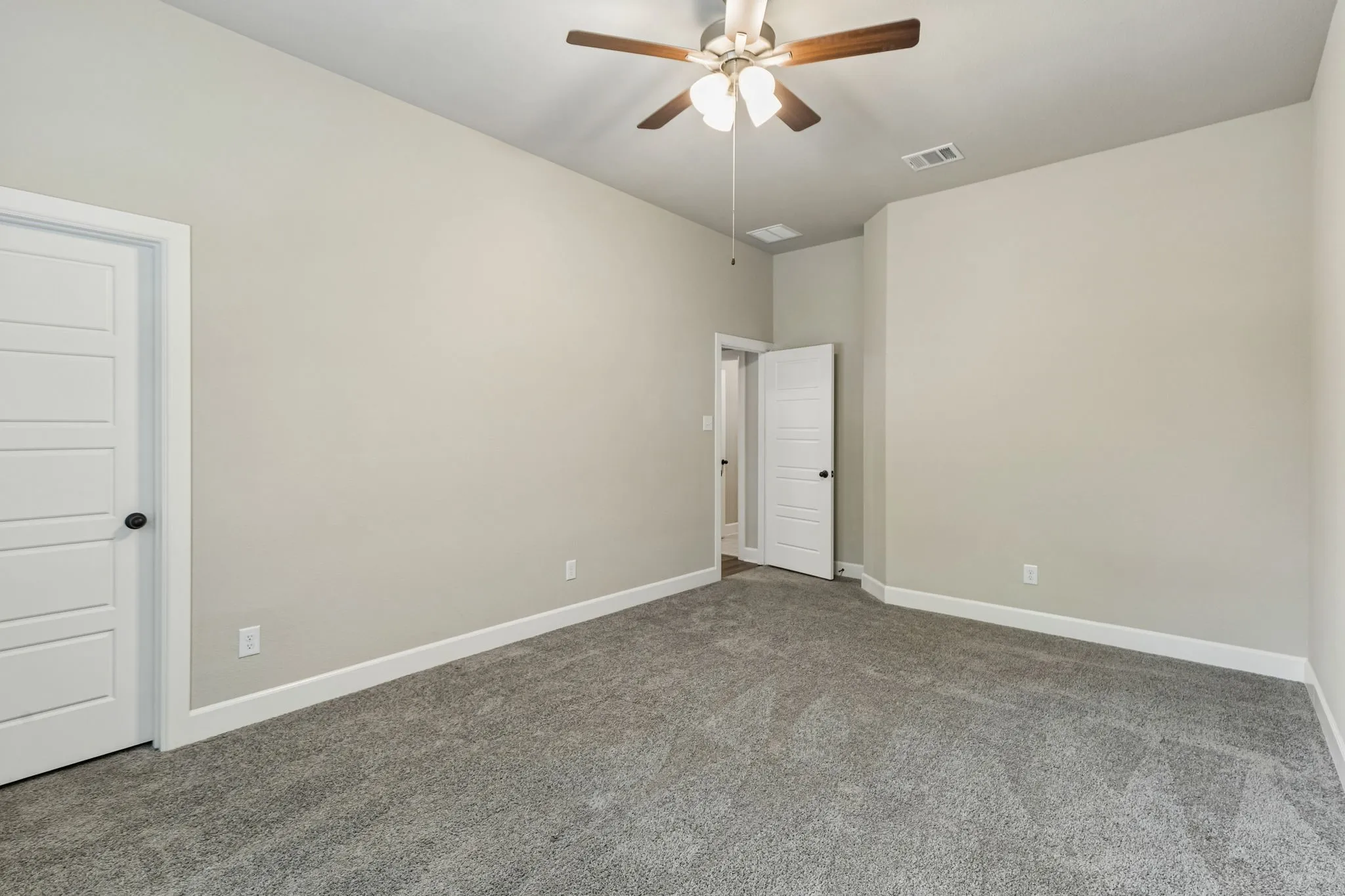 Single Family Residence For Sale in Tarrant County , 4717 Beaver Creek Drive, Arlington, Texas 76005, 2 Bedroom, 2 Bathroom, 2 Garage spaces, 2,024 Sqft, built in 2019, mls#21377668, Real Estate Agent in Arlington, Homes For Sale in Tarrant county, Homes For Sale in Arlington, Realtor in Arlington Texas, Real Estate Brokerage Independent Realty Texas, Luminita Cordes Realtor
