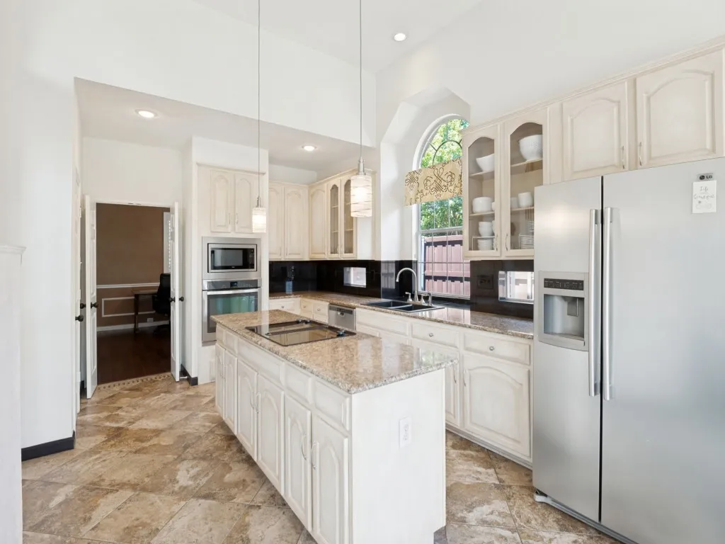 Single Family Residence For Sale in Collin County , 2700 Meadow Hills Lane, Plano, Texas 75093, 4 Bedroom, 4 Bathroom, 2 Garage spaces, 2,810 Sqft, built in 1992, mls#21377745, Real Estate Agent in Plano, Homes For Sale in Collin county, Homes For Sale in Plano, Realtor in Plano Texas, Real Estate Brokerage Independent Realty Texas, Luminita Cordes Realtor