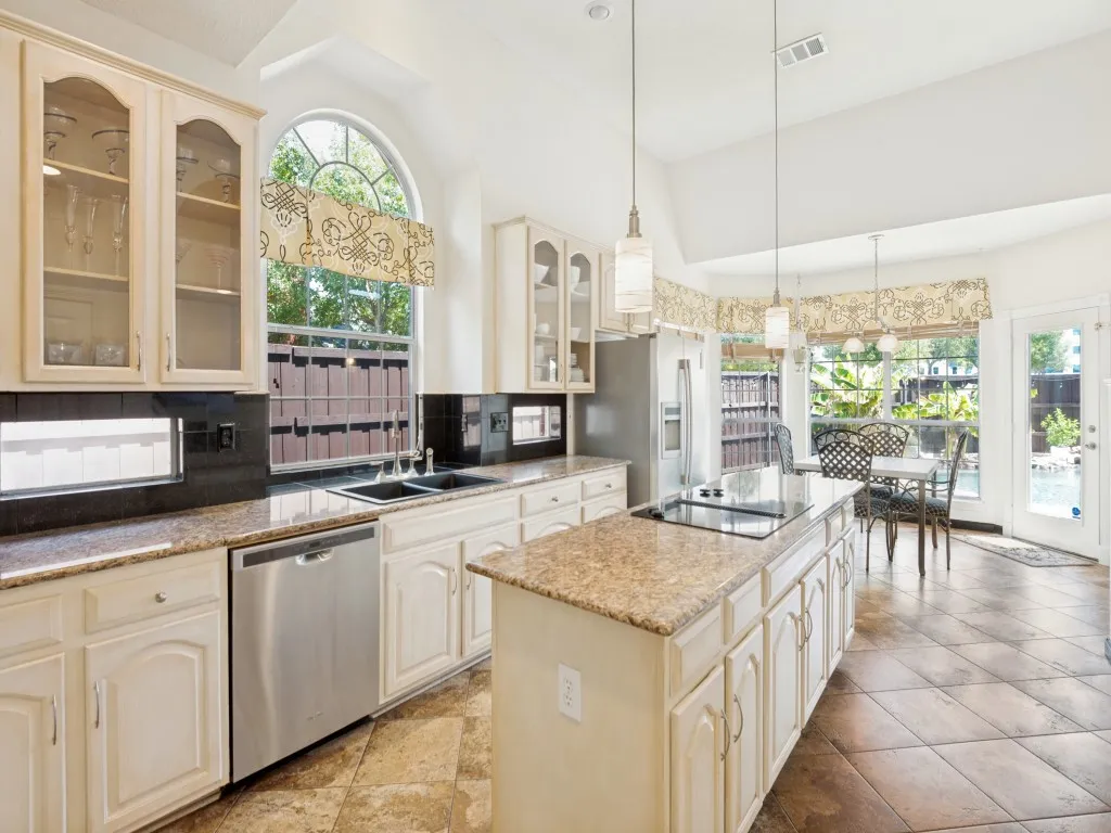 Single Family Residence For Sale in Collin County , 2700 Meadow Hills Lane, Plano, Texas 75093, 4 Bedroom, 4 Bathroom, 2 Garage spaces, 2,810 Sqft, built in 1992, mls#21377745, Real Estate Agent in Plano, Homes For Sale in Collin county, Homes For Sale in Plano, Realtor in Plano Texas, Real Estate Brokerage Independent Realty Texas, Luminita Cordes Realtor