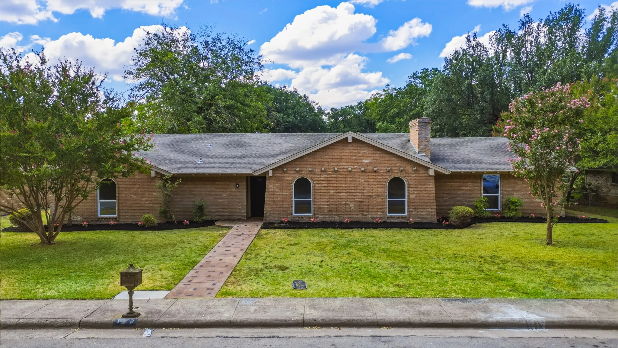 Single Family Residence For Sale in Dallas County , 122 Meadowbrook Drive, De Soto, Texas 75115, 4 Bedroom, 3 Bathroom, 2 Garage spaces, 2,441 Sqft, built in 1972, mls#21377757, Real Estate Agent in De Soto, Homes For Sale in Dallas county, Homes For Sale in De Soto, Realtor in De Soto Texas, Real Estate Brokerage Independent Realty Texas, Luminita Cordes Realtor