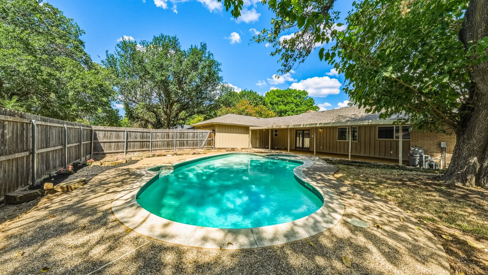 Single Family Residence For Sale in Dallas County , 122 Meadowbrook Drive, De Soto, Texas 75115, 4 Bedroom, 3 Bathroom, 2 Garage spaces, 2,441 Sqft, built in 1972, mls#21377757, Real Estate Agent in De Soto, Homes For Sale in Dallas county, Homes For Sale in De Soto, Realtor in De Soto Texas, Real Estate Brokerage Independent Realty Texas, Luminita Cordes Realtor