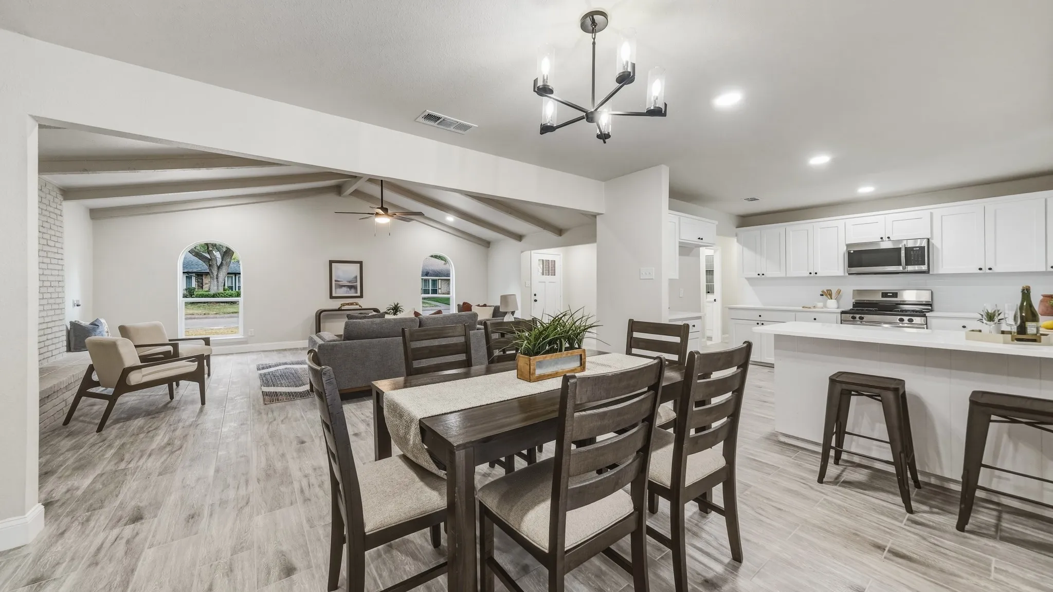 Single Family Residence For Sale in Dallas County , 122 Meadowbrook Drive, De Soto, Texas 75115, 4 Bedroom, 3 Bathroom, 2 Garage spaces, 2,441 Sqft, built in 1972, mls#21377757, Real Estate Agent in De Soto, Homes For Sale in Dallas county, Homes For Sale in De Soto, Realtor in De Soto Texas, Real Estate Brokerage Independent Realty Texas, Luminita Cordes Realtor