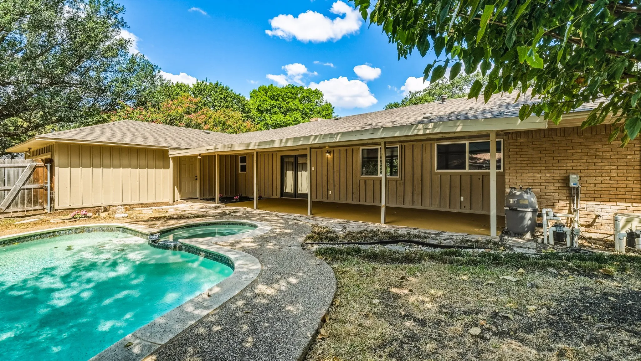 Single Family Residence For Sale in Dallas County , 122 Meadowbrook Drive, De Soto, Texas 75115, 4 Bedroom, 3 Bathroom, 2 Garage spaces, 2,441 Sqft, built in 1972, mls#21377757, Real Estate Agent in De Soto, Homes For Sale in Dallas county, Homes For Sale in De Soto, Realtor in De Soto Texas, Real Estate Brokerage Independent Realty Texas, Luminita Cordes Realtor