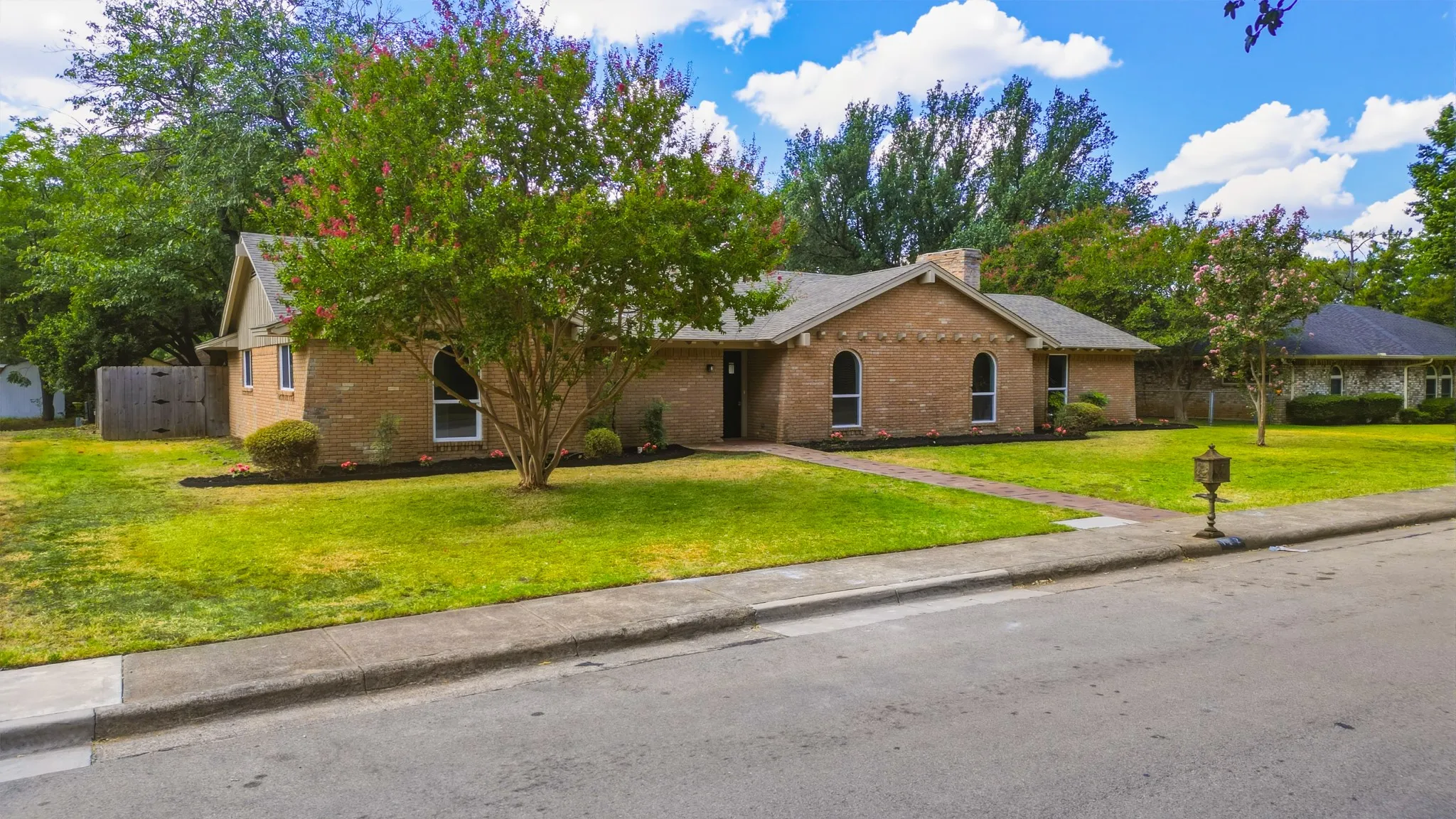 Single Family Residence For Sale in Dallas County , 122 Meadowbrook Drive, De Soto, Texas 75115, 4 Bedroom, 3 Bathroom, 2 Garage spaces, 2,441 Sqft, built in 1972, mls#21377757, Real Estate Agent in De Soto, Homes For Sale in Dallas county, Homes For Sale in De Soto, Realtor in De Soto Texas, Real Estate Brokerage Independent Realty Texas, Luminita Cordes Realtor