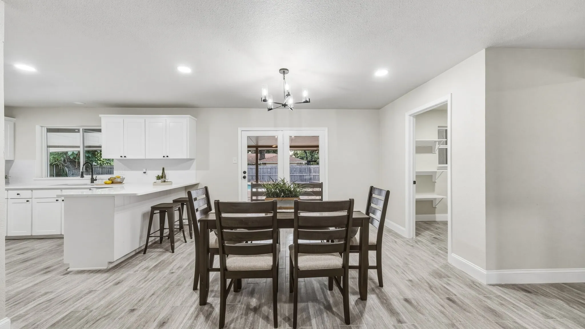 Single Family Residence For Sale in Dallas County , 122 Meadowbrook Drive, De Soto, Texas 75115, 4 Bedroom, 3 Bathroom, 2 Garage spaces, 2,441 Sqft, built in 1972, mls#21377757, Real Estate Agent in De Soto, Homes For Sale in Dallas county, Homes For Sale in De Soto, Realtor in De Soto Texas, Real Estate Brokerage Independent Realty Texas, Luminita Cordes Realtor