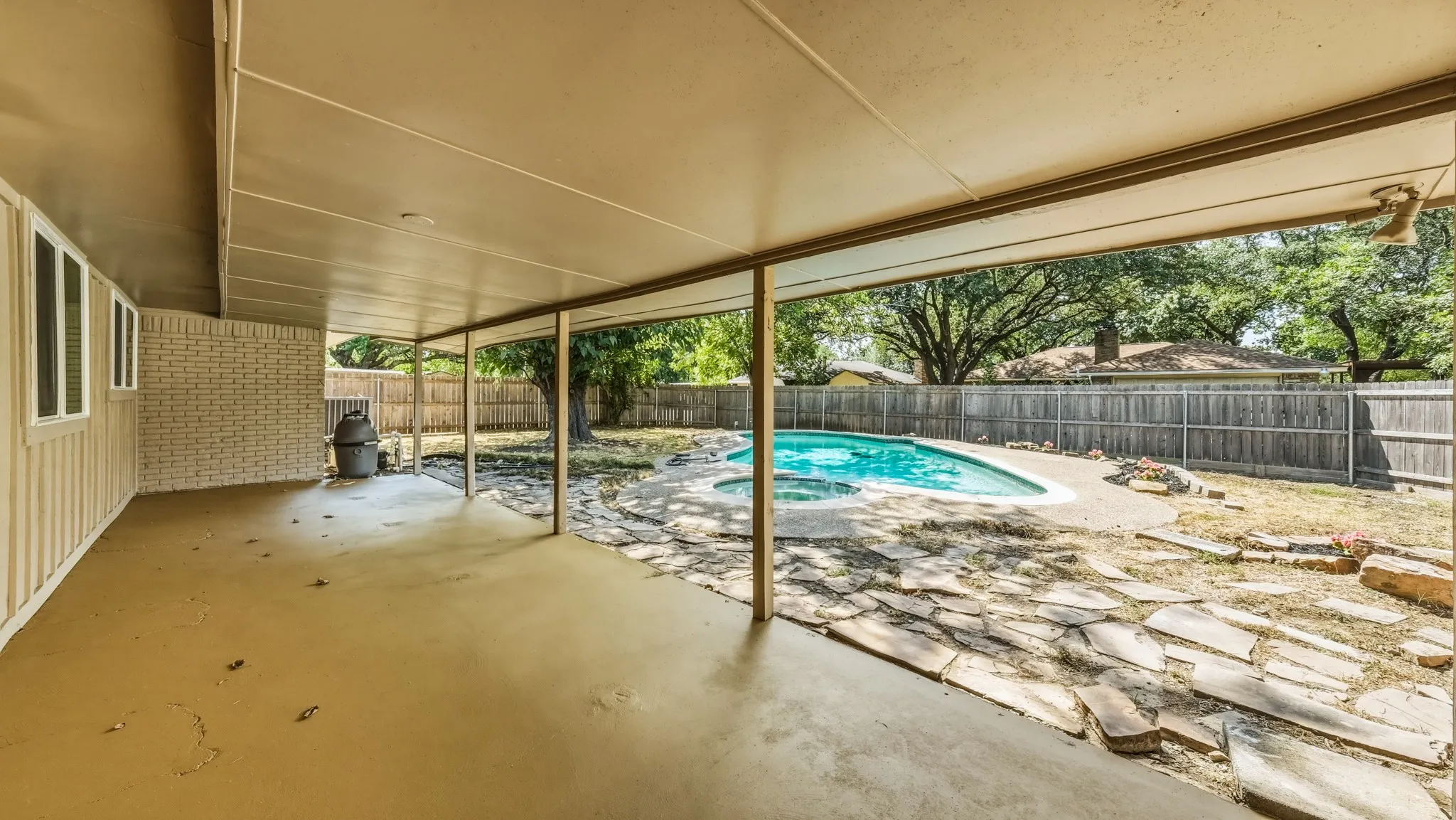 Single Family Residence For Sale in Dallas County , 122 Meadowbrook Drive, De Soto, Texas 75115, 4 Bedroom, 3 Bathroom, 2 Garage spaces, 2,441 Sqft, built in 1972, mls#21377757, Real Estate Agent in De Soto, Homes For Sale in Dallas county, Homes For Sale in De Soto, Realtor in De Soto Texas, Real Estate Brokerage Independent Realty Texas, Luminita Cordes Realtor