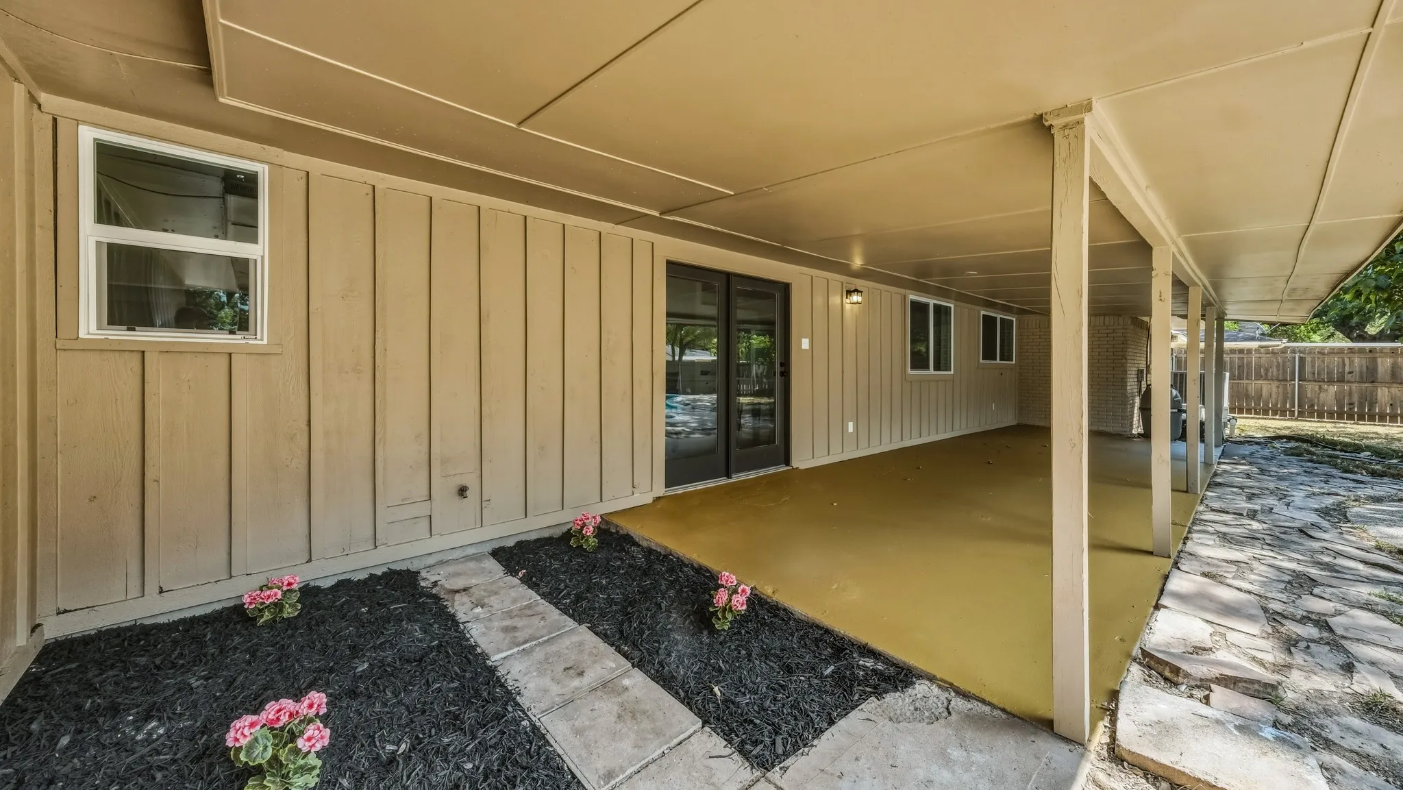 Single Family Residence For Sale in Dallas County , 122 Meadowbrook Drive, De Soto, Texas 75115, 4 Bedroom, 3 Bathroom, 2 Garage spaces, 2,441 Sqft, built in 1972, mls#21377757, Real Estate Agent in De Soto, Homes For Sale in Dallas county, Homes For Sale in De Soto, Realtor in De Soto Texas, Real Estate Brokerage Independent Realty Texas, Luminita Cordes Realtor