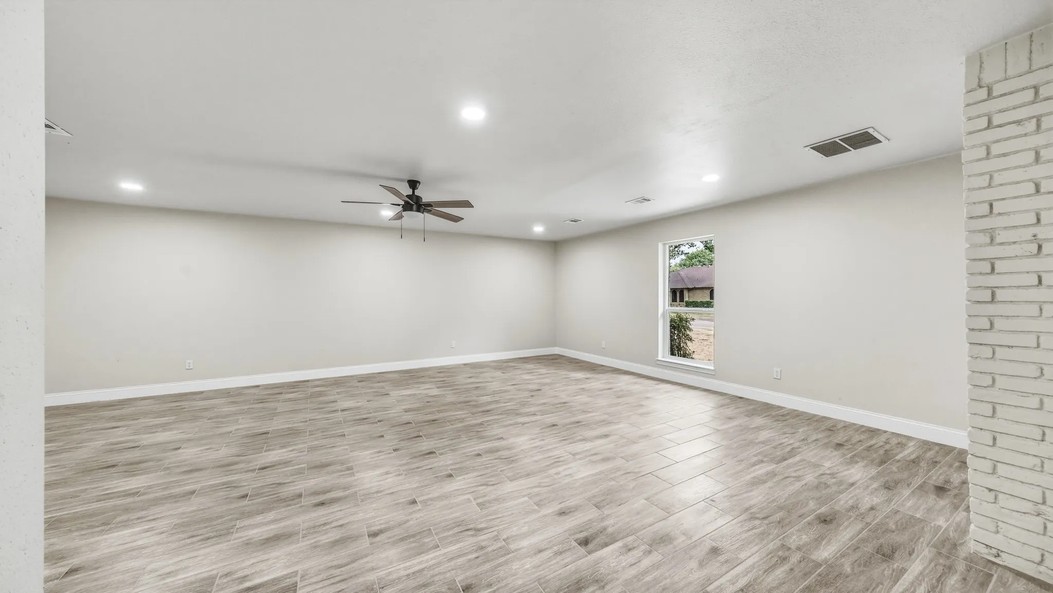 Single Family Residence For Sale in Dallas County , 122 Meadowbrook Drive, De Soto, Texas 75115, 4 Bedroom, 3 Bathroom, 2 Garage spaces, 2,441 Sqft, built in 1972, mls#21377757, Real Estate Agent in De Soto, Homes For Sale in Dallas county, Homes For Sale in De Soto, Realtor in De Soto Texas, Real Estate Brokerage Independent Realty Texas, Luminita Cordes Realtor