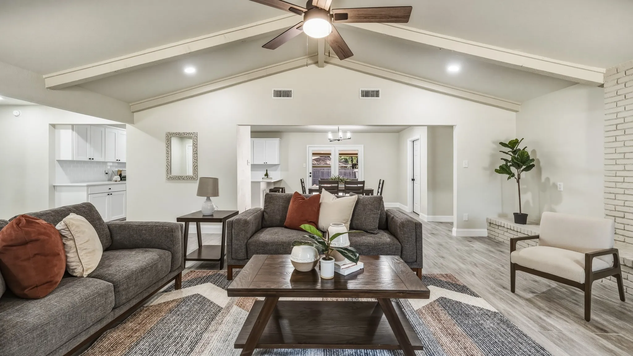 Single Family Residence For Sale in Dallas County , 122 Meadowbrook Drive, De Soto, Texas 75115, 4 Bedroom, 3 Bathroom, 2 Garage spaces, 2,441 Sqft, built in 1972, mls#21377757, Real Estate Agent in De Soto, Homes For Sale in Dallas county, Homes For Sale in De Soto, Realtor in De Soto Texas, Real Estate Brokerage Independent Realty Texas, Luminita Cordes Realtor