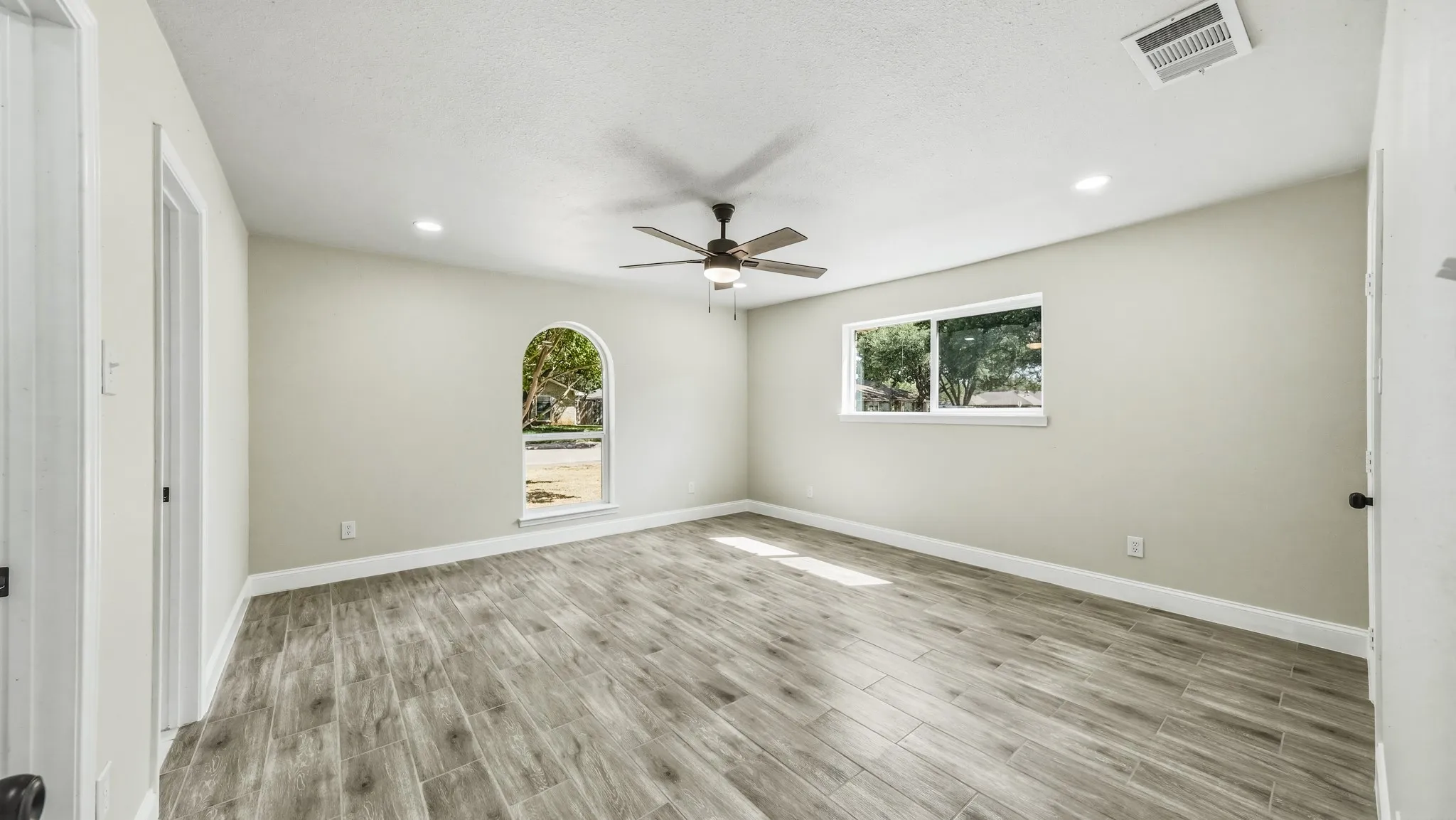 Single Family Residence For Sale in Dallas County , 122 Meadowbrook Drive, De Soto, Texas 75115, 4 Bedroom, 3 Bathroom, 2 Garage spaces, 2,441 Sqft, built in 1972, mls#21377757, Real Estate Agent in De Soto, Homes For Sale in Dallas county, Homes For Sale in De Soto, Realtor in De Soto Texas, Real Estate Brokerage Independent Realty Texas, Luminita Cordes Realtor
