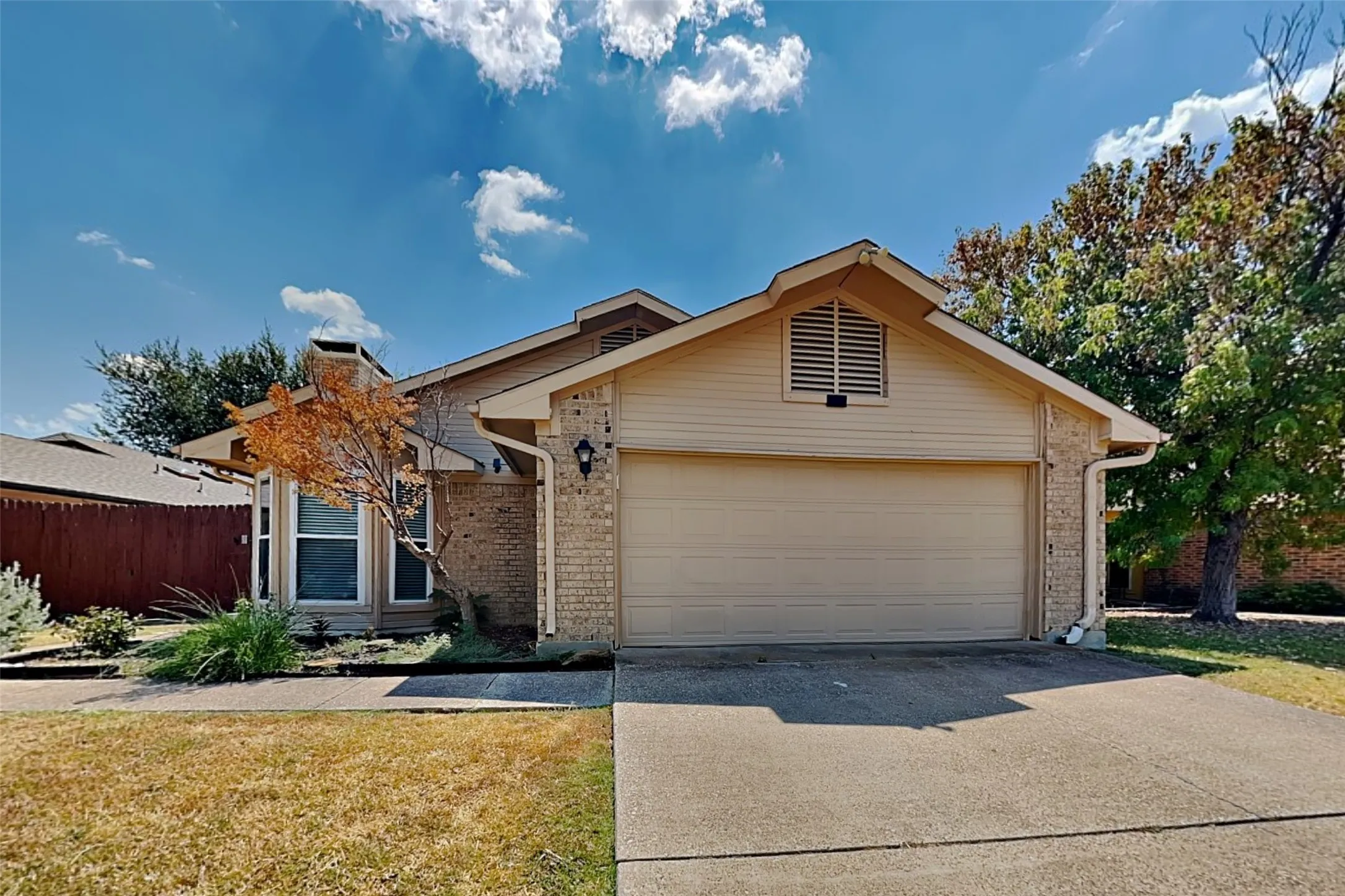 Single Family Residence For Rent in Denton County , 2016 Avignon Drive, Carrollton, Texas 75007, 3 Bedroom, 2 Bathroom, 2 Garage spaces, 1,477 Sqft, built in 1983, mls#21377763, Real Estate Agent in Carrollton, Homes For Rent in Denton county, Homes For Rent in Carrollton, Realtor in Carrollton Texas, Real Estate Brokerage Independent Realty Texas, Luminita Cordes Realtor