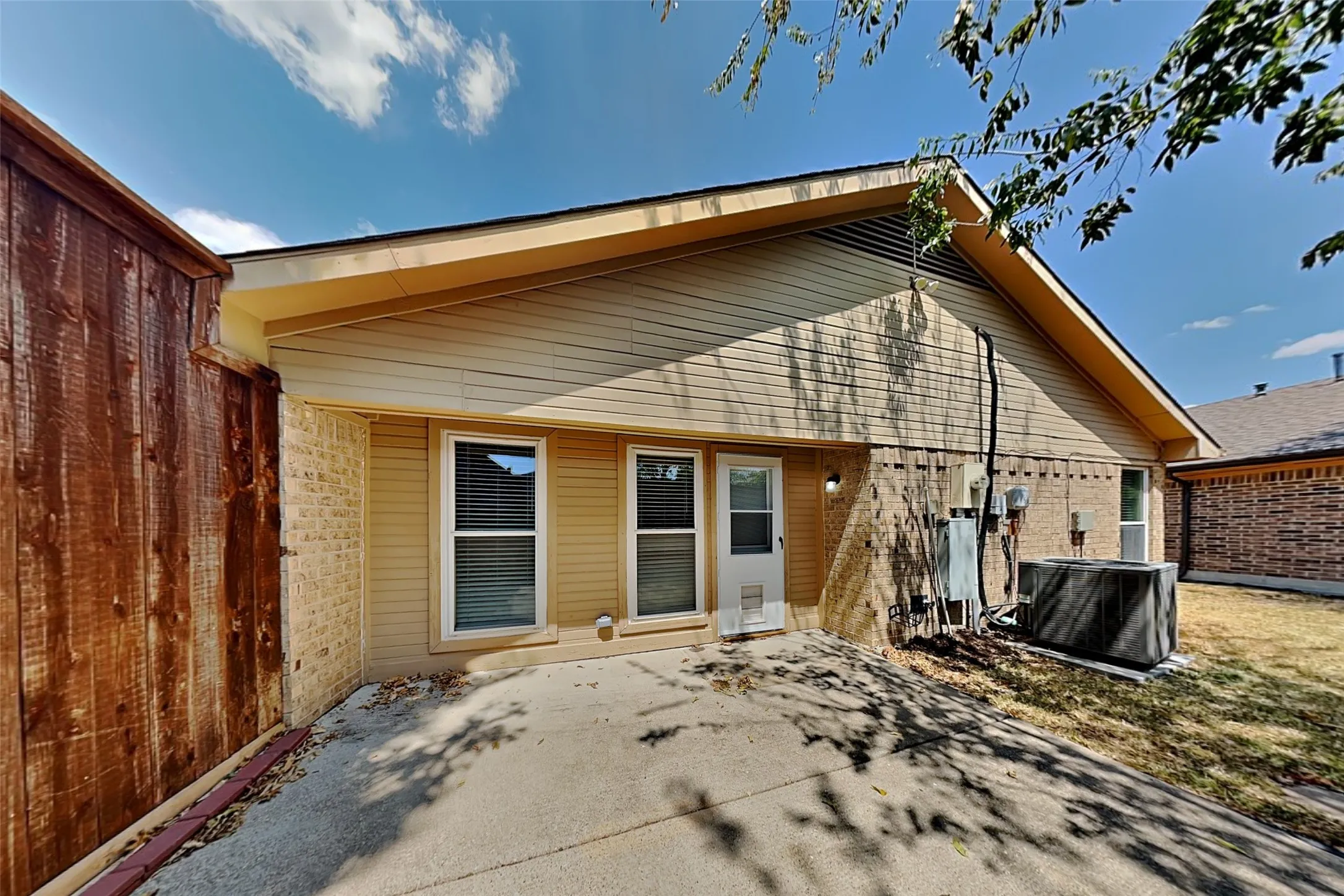 Single Family Residence For Rent in Denton County , 2016 Avignon Drive, Carrollton, Texas 75007, 3 Bedroom, 2 Bathroom, 2 Garage spaces, 1,477 Sqft, built in 1983, mls#21377763, Real Estate Agent in Carrollton, Homes For Rent in Denton county, Homes For Rent in Carrollton, Realtor in Carrollton Texas, Real Estate Brokerage Independent Realty Texas, Luminita Cordes Realtor