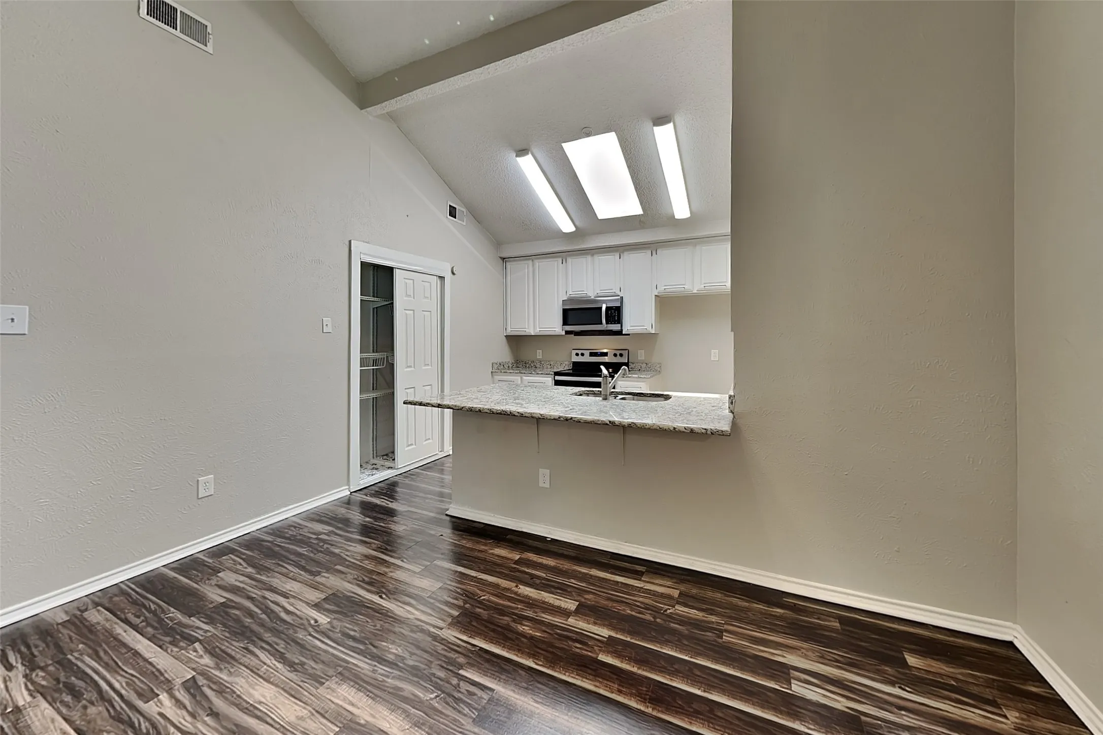 Single Family Residence For Rent in Denton County , 2016 Avignon Drive, Carrollton, Texas 75007, 3 Bedroom, 2 Bathroom, 2 Garage spaces, 1,477 Sqft, built in 1983, mls#21377763, Real Estate Agent in Carrollton, Homes For Rent in Denton county, Homes For Rent in Carrollton, Realtor in Carrollton Texas, Real Estate Brokerage Independent Realty Texas, Luminita Cordes Realtor