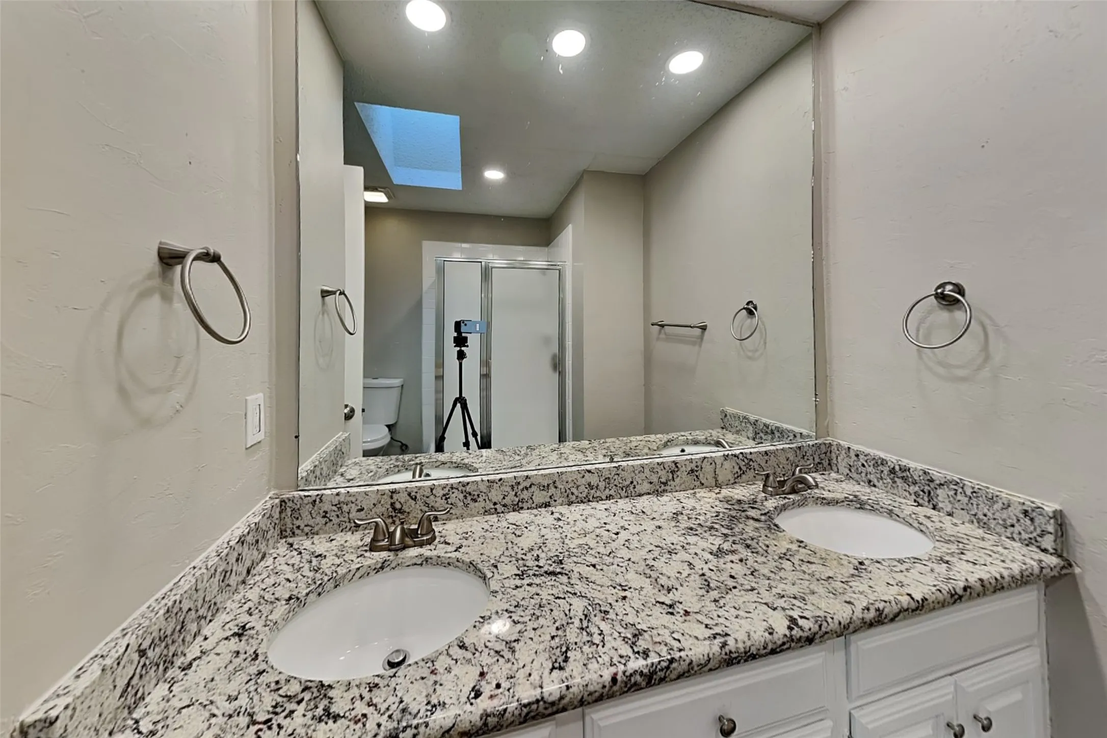 Single Family Residence For Rent in Denton County , 2016 Avignon Drive, Carrollton, Texas 75007, 3 Bedroom, 2 Bathroom, 2 Garage spaces, 1,477 Sqft, built in 1983, mls#21377763, Real Estate Agent in Carrollton, Homes For Rent in Denton county, Homes For Rent in Carrollton, Realtor in Carrollton Texas, Real Estate Brokerage Independent Realty Texas, Luminita Cordes Realtor