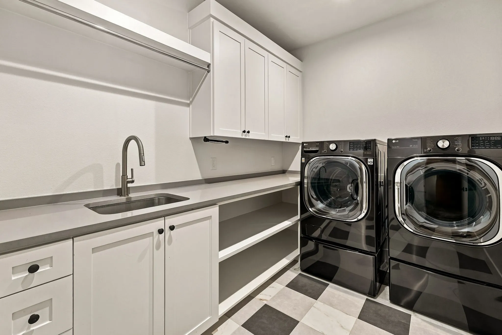 Single Family Residence For Sale in Dallas County , 6839 Coronado Avenue, Dallas, Texas 75214, 5 Bedroom, 6 Bathroom, 2 Garage spaces, 4,877 Sqft, built in 2021, mls#21375510, Real Estate Agent in Dallas, Homes For Sale in Dallas county, Homes For Sale in Dallas, Realtor in Dallas Texas, Real Estate Brokerage Independent Realty Texas, Luminita Cordes Realtor