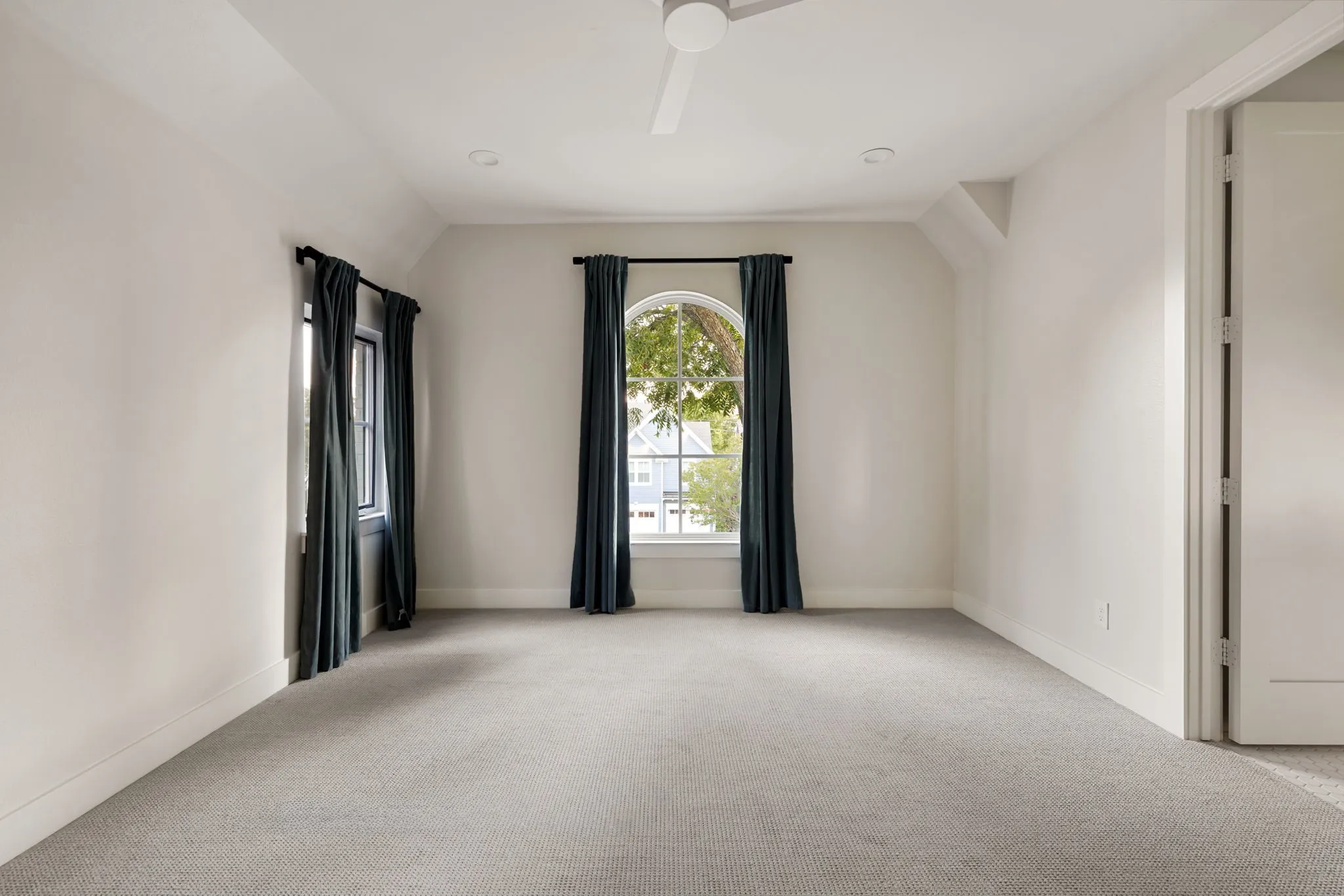 Single Family Residence For Sale in Dallas County , 6839 Coronado Avenue, Dallas, Texas 75214, 5 Bedroom, 6 Bathroom, 2 Garage spaces, 4,877 Sqft, built in 2021, mls#21375510, Real Estate Agent in Dallas, Homes For Sale in Dallas county, Homes For Sale in Dallas, Realtor in Dallas Texas, Real Estate Brokerage Independent Realty Texas, Luminita Cordes Realtor