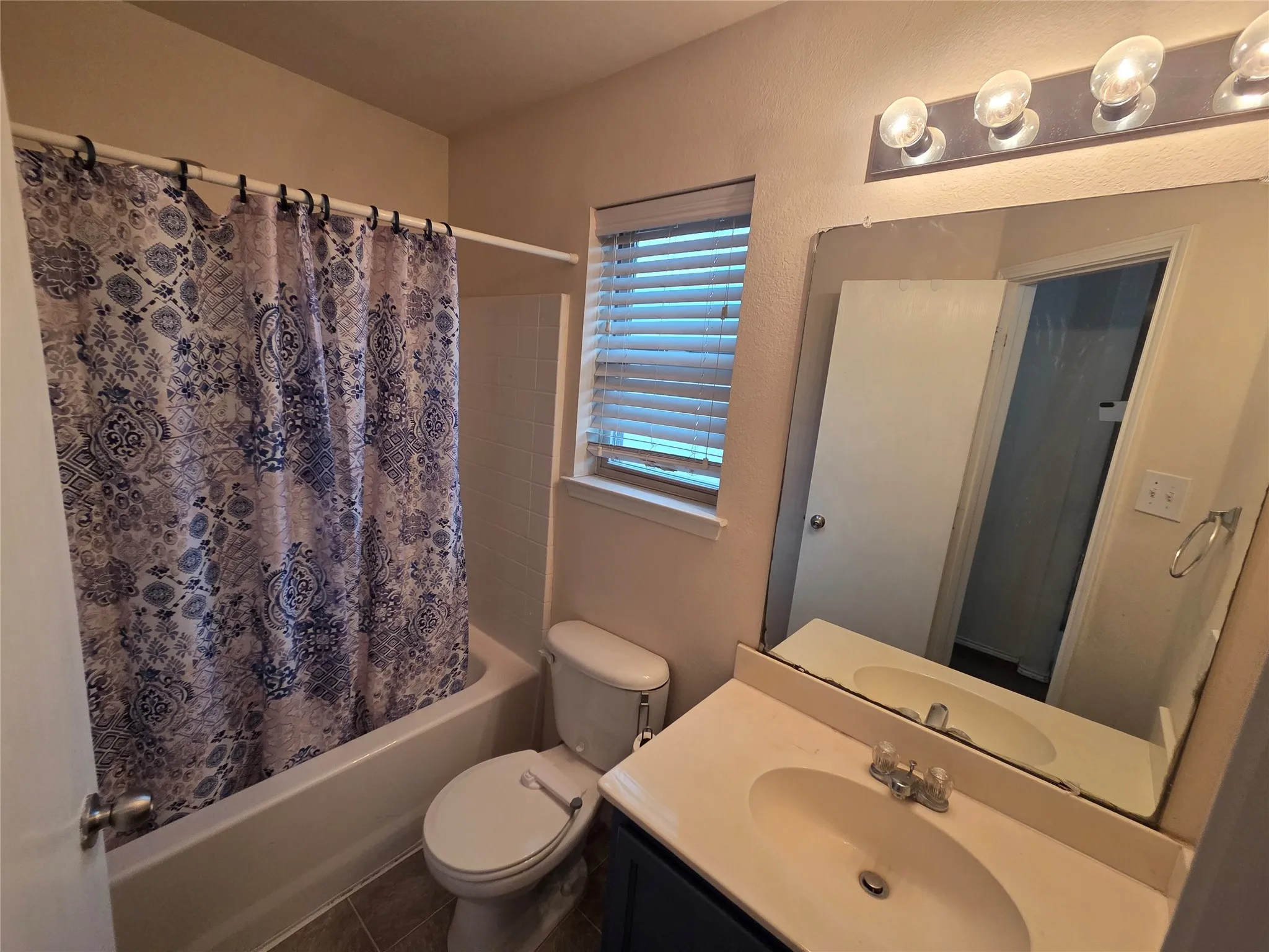 Single Family Residence For Rent in Dallas County , 8422 Timberbrook Lane, Dallas, Texas 75249, 3 Bedroom, 3 Bathroom, 2 Garage spaces, 1,612 Sqft, built in 2007, mls#21377417, Real Estate Agent in Dallas, Homes For Rent in Dallas county, Homes For Rent in Dallas, Realtor in Dallas Texas, Real Estate Brokerage Independent Realty Texas, Luminita Cordes Realtor