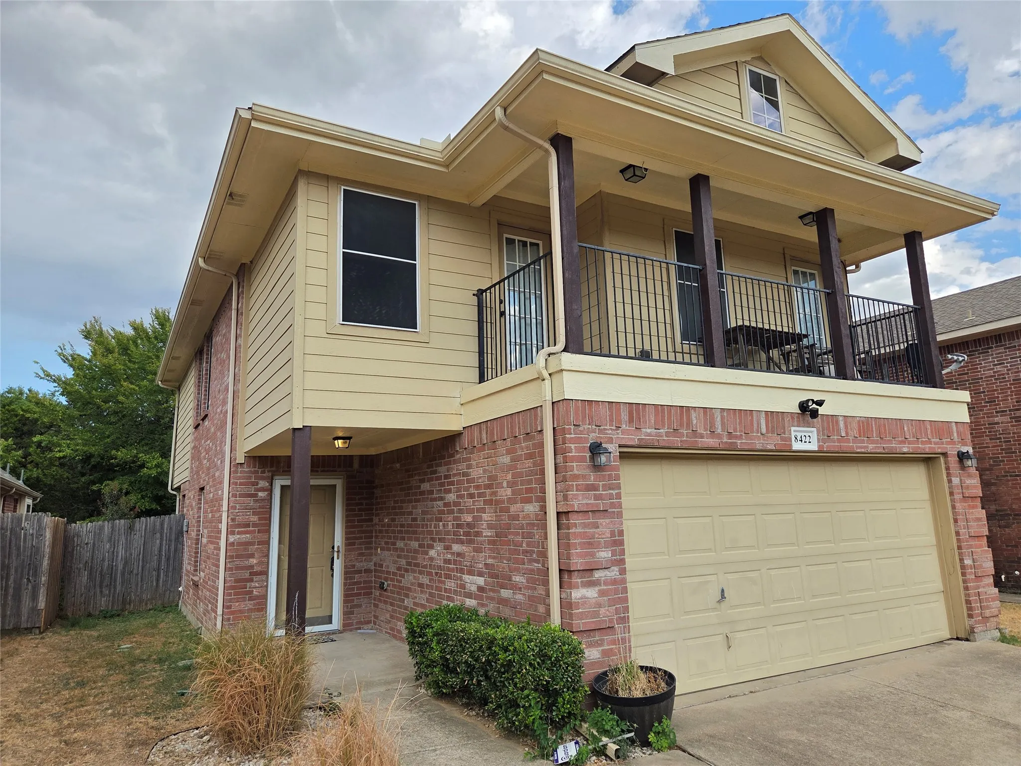 Single Family Residence For Rent in Dallas County , 8422 Timberbrook Lane, Dallas, Texas 75249, 3 Bedroom, 3 Bathroom, 2 Garage spaces, 1,612 Sqft, built in 2007, mls#21377417, Real Estate Agent in Dallas, Homes For Rent in Dallas county, Homes For Rent in Dallas, Realtor in Dallas Texas, Real Estate Brokerage Independent Realty Texas, Luminita Cordes Realtor