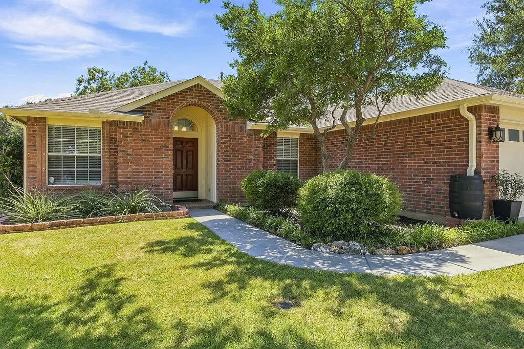 Single Family Residence For Sale in Tarrant County , 817 Redding Drive, Saginaw, Texas 76131, 3 Bedroom, 2 Bathroom, 2 Garage spaces, 1,663 Sqft, built in 1995, mls#21377744, Real Estate Agent in Saginaw, Homes For Sale in Tarrant county, Homes For Sale in Saginaw, Realtor in Saginaw Texas, Real Estate Brokerage Independent Realty Texas, Luminita Cordes Realtor