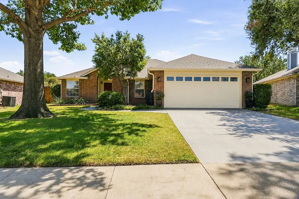 Single Family Residence For Sale in Tarrant County , 817 Redding Drive, Saginaw, Texas 76131, 3 Bedroom, 2 Bathroom, 2 Garage spaces, 1,663 Sqft, built in 1995, mls#21377744, Real Estate Agent in Saginaw, Homes For Sale in Tarrant county, Homes For Sale in Saginaw, Realtor in Saginaw Texas, Real Estate Brokerage Independent Realty Texas, Luminita Cordes Realtor