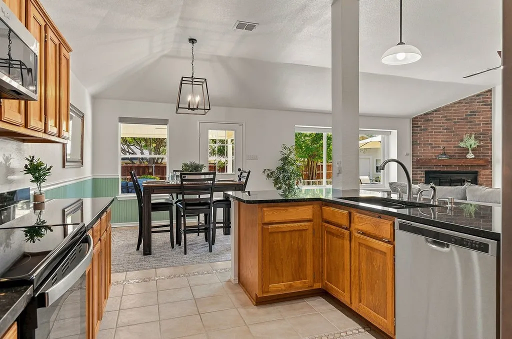 Single Family Residence For Sale in Tarrant County , 817 Redding Drive, Saginaw, Texas 76131, 3 Bedroom, 2 Bathroom, 2 Garage spaces, 1,663 Sqft, built in 1995, mls#21377744, Real Estate Agent in Saginaw, Homes For Sale in Tarrant county, Homes For Sale in Saginaw, Realtor in Saginaw Texas, Real Estate Brokerage Independent Realty Texas, Luminita Cordes Realtor